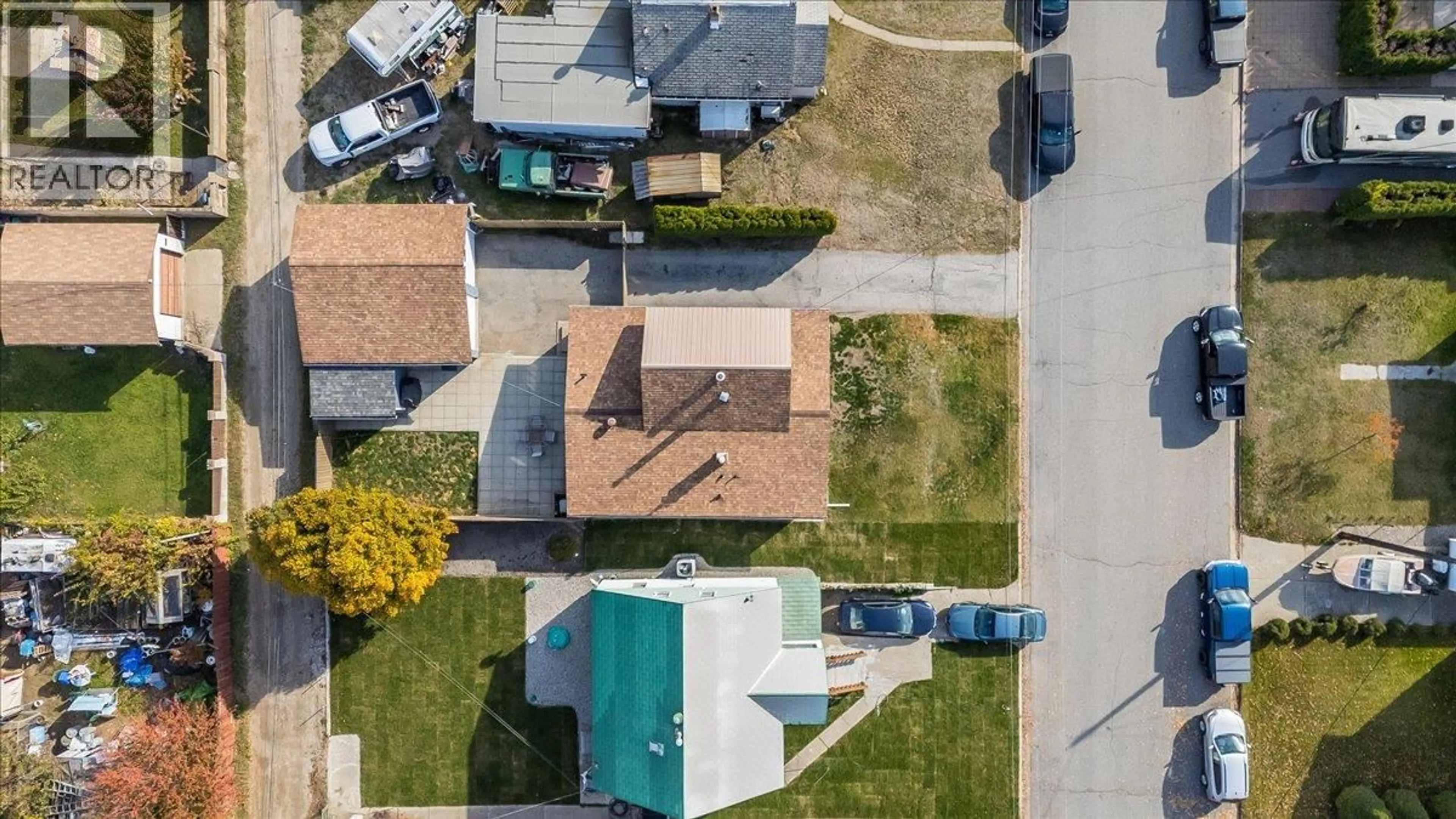 A pic from outside/outdoor area/front of a property/back of a property/a pic from drone, street for 2223 SIXTH AVENUE, Trail British Columbia V1R3B9
