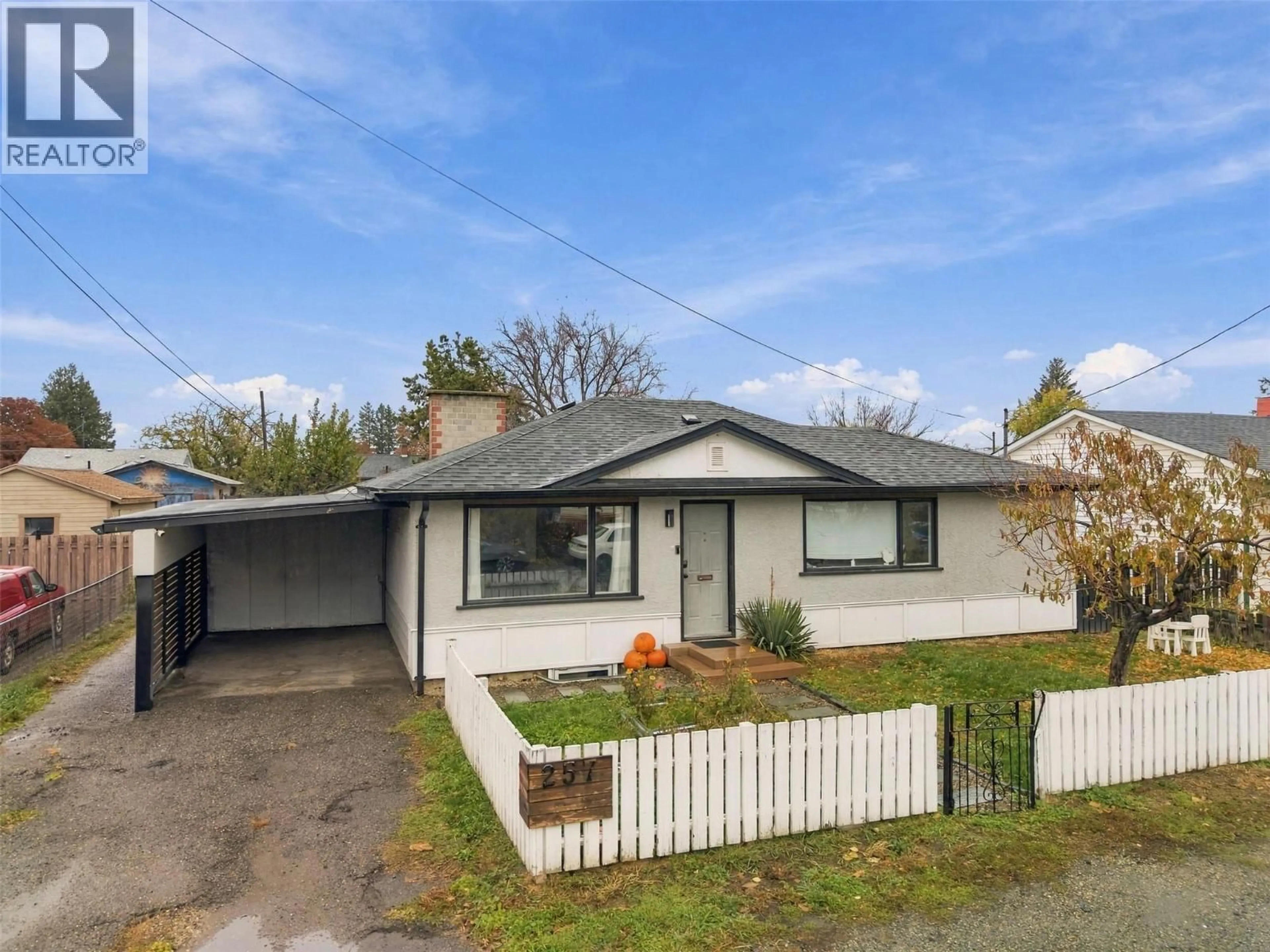 A pic from outside/outdoor area/front of a property/back of a property/a pic from drone, street for 257 BIRCH AVENUE, Kamloops British Columbia V2B1J6