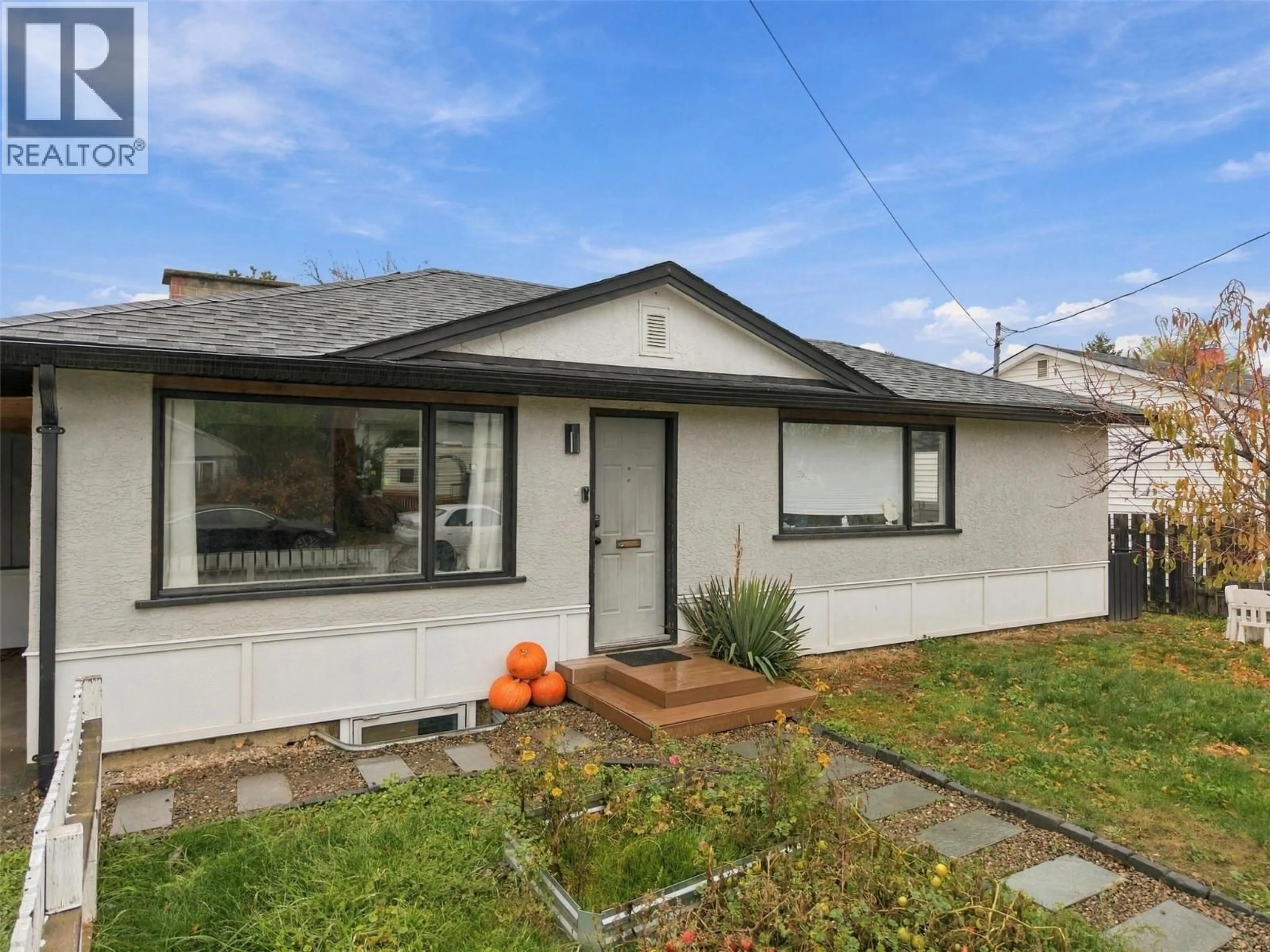 Home with vinyl exterior material, street for 257 BIRCH AVENUE, Kamloops British Columbia V2B1J6
