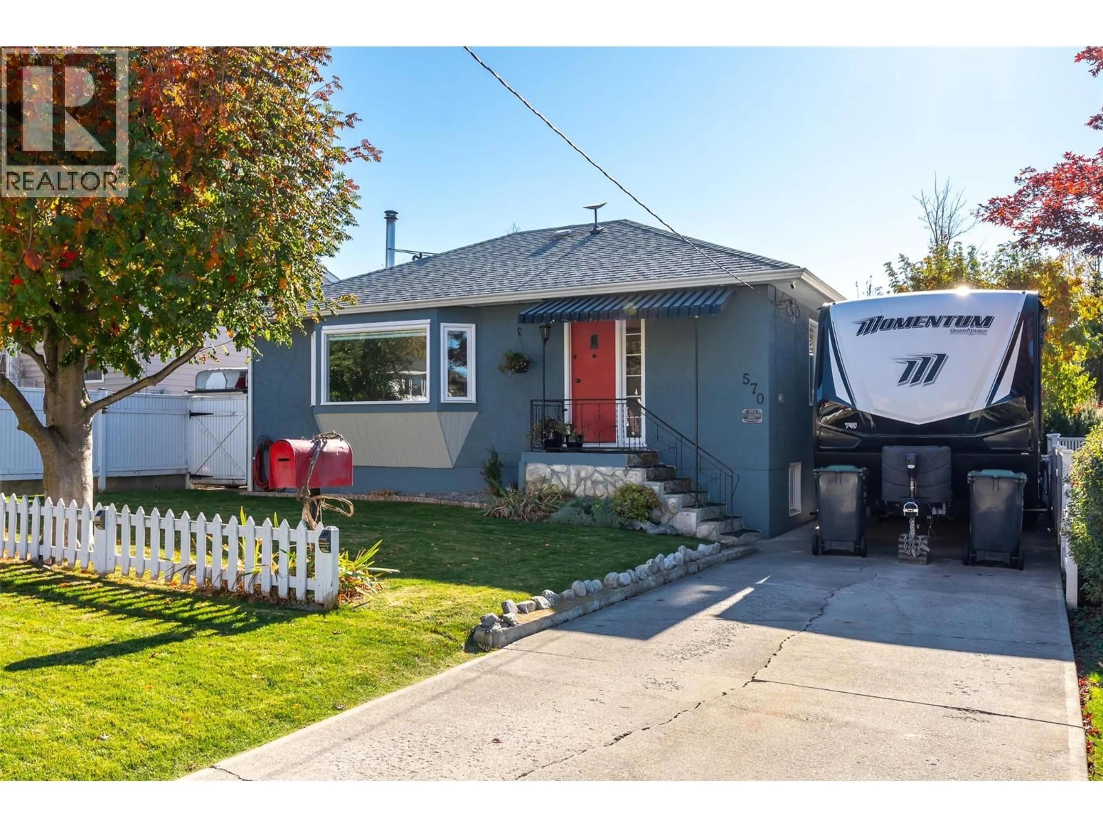 Home with vinyl exterior material, street for 570 WADE AVENUE EAST, Penticton British Columbia V2A1T3