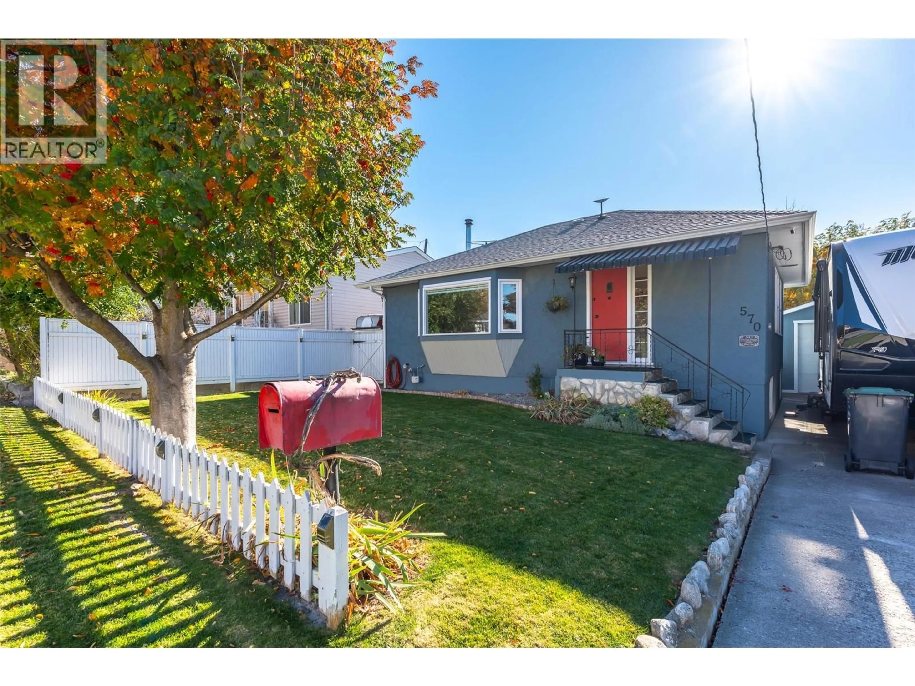 Home with vinyl exterior material, street for 570 WADE AVENUE EAST, Penticton British Columbia V2A1T3