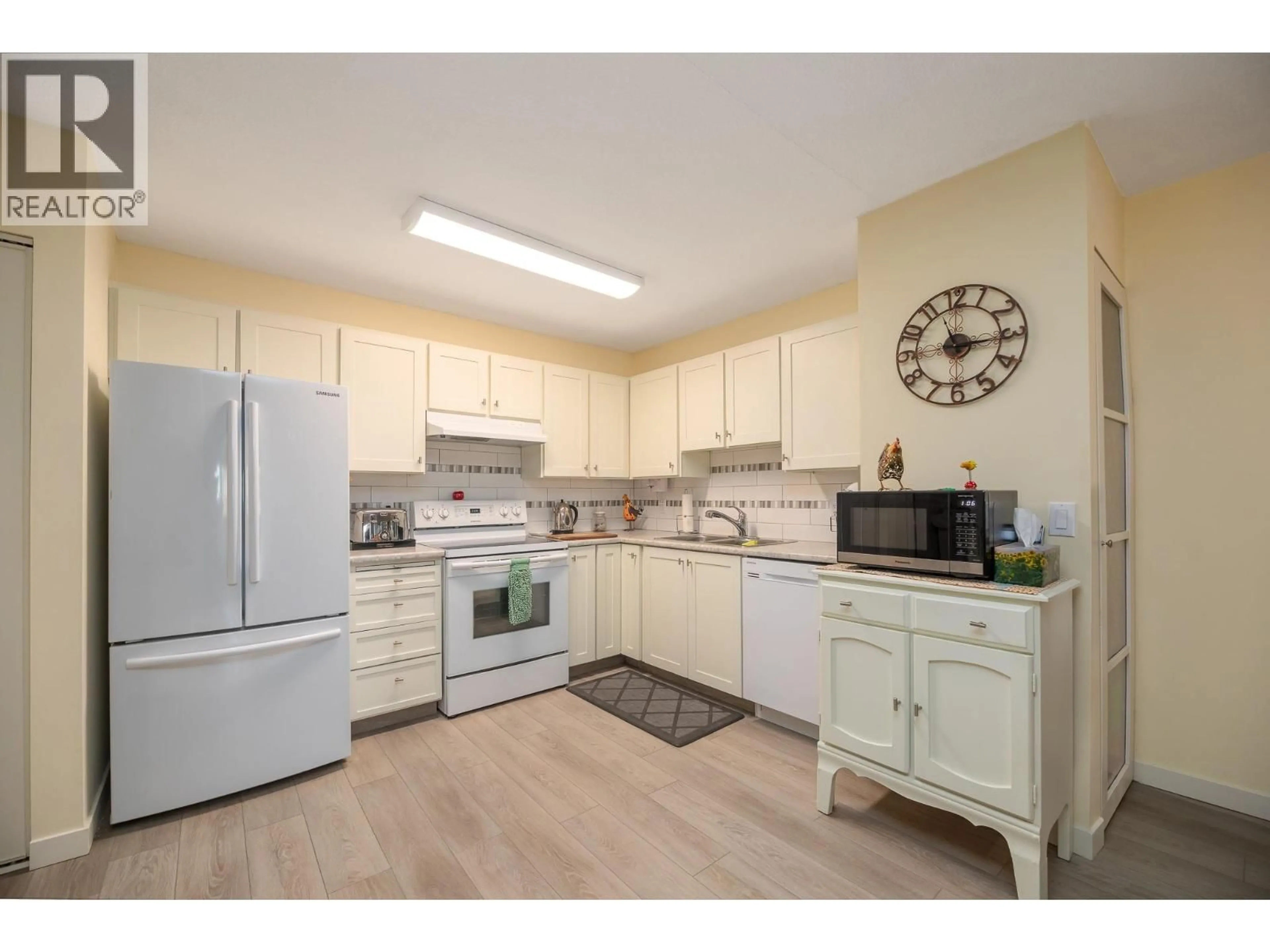 Standard kitchen, unknown for 304 - 187 WARREN AVENUE, Penticton British Columbia V2A3N1