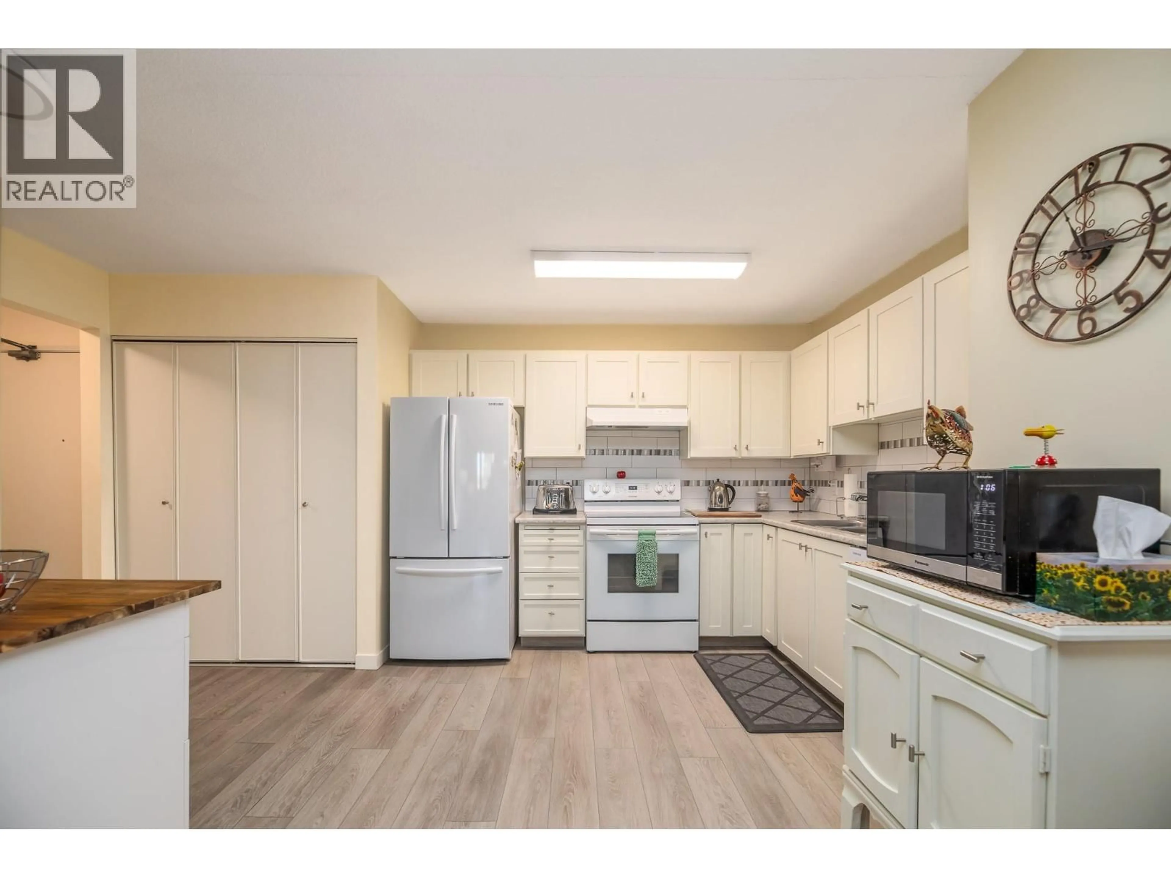 Standard kitchen, unknown for 304 - 187 WARREN AVENUE, Penticton British Columbia V2A3N1