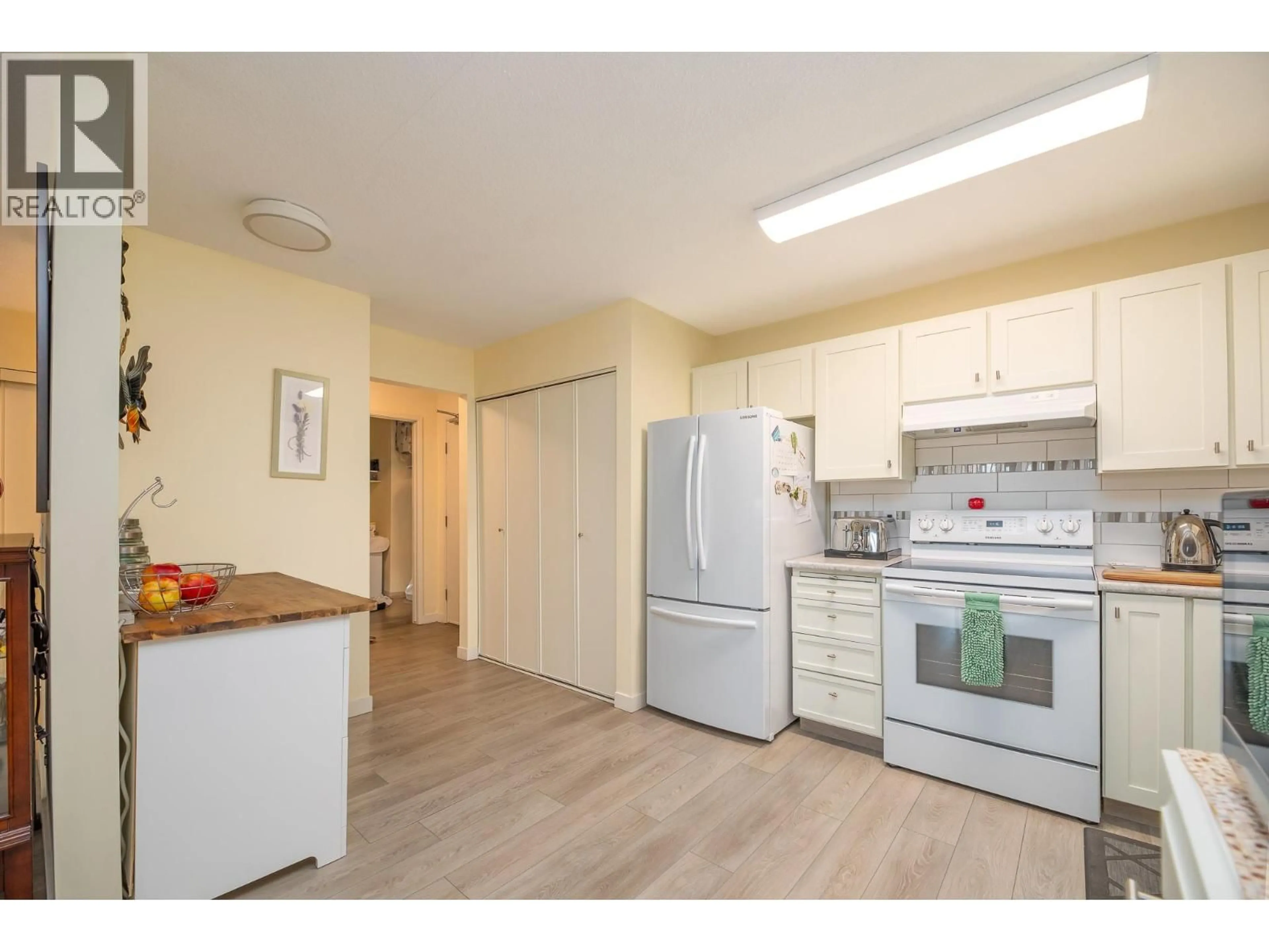 Standard kitchen, unknown for 304 - 187 WARREN AVENUE, Penticton British Columbia V2A3N1