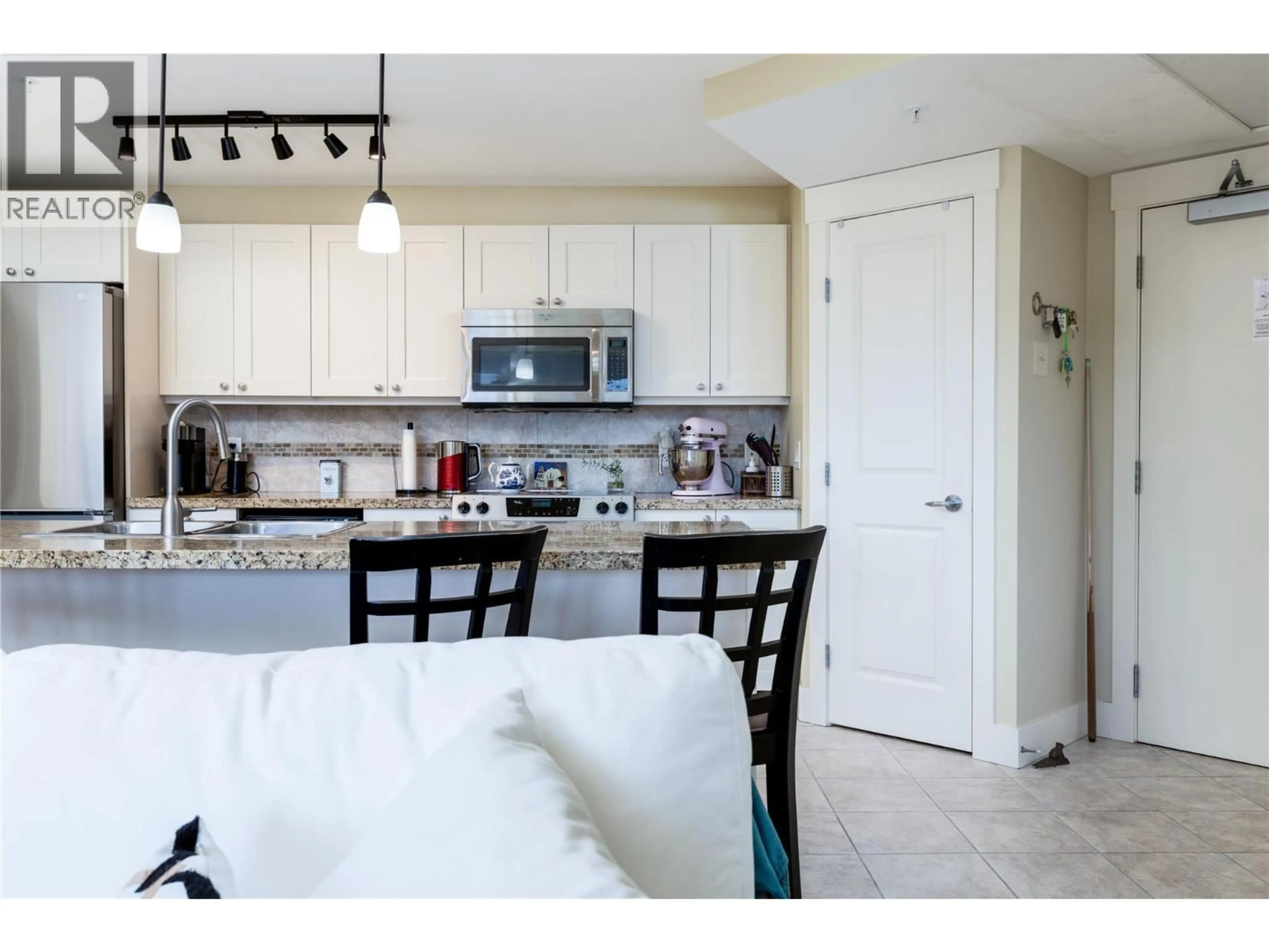 Open concept kitchen, ceramic/tile floor for 231 - 4205 GELLATLY ROAD, West Kelowna British Columbia V4T2K2