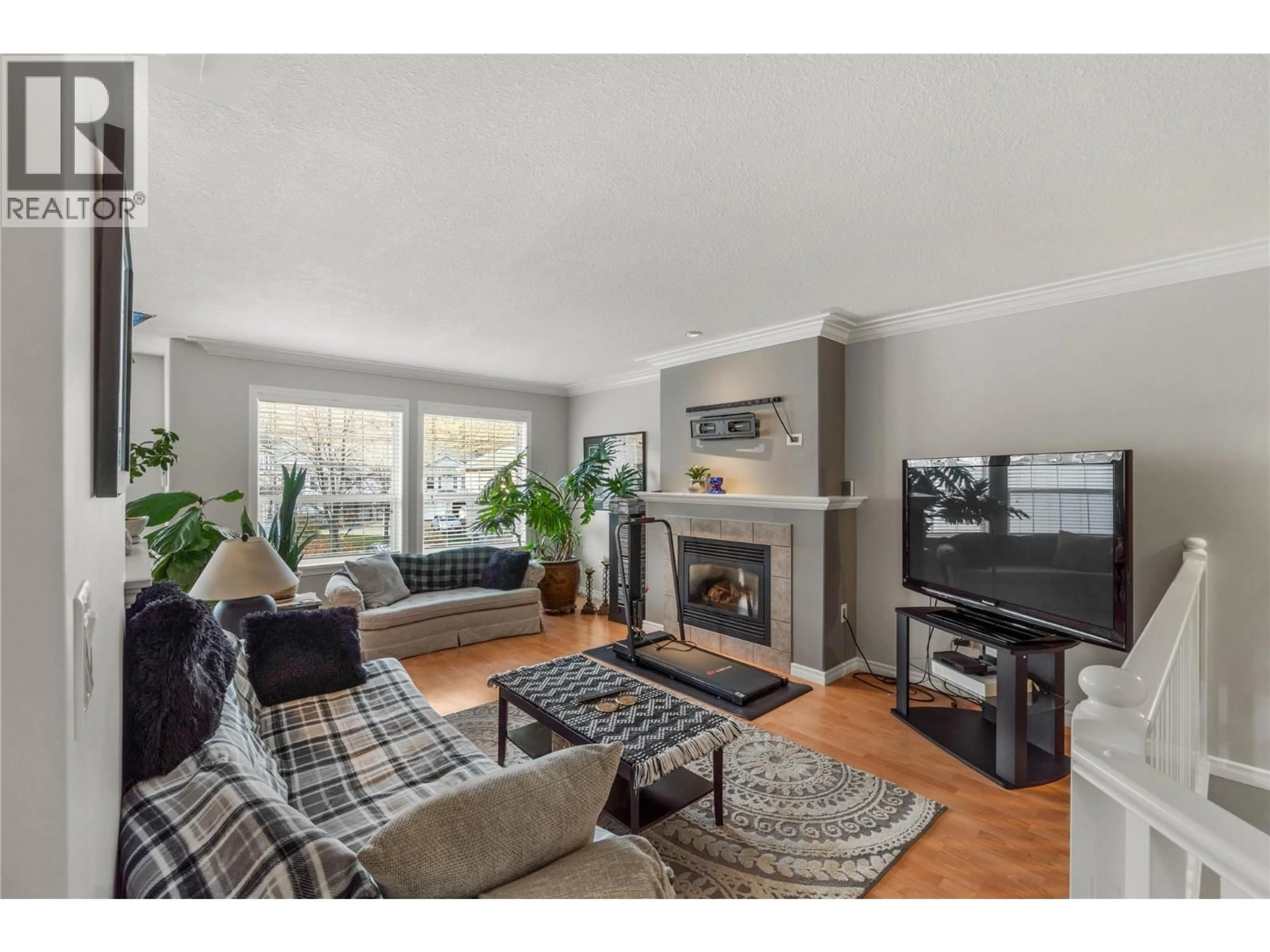 Living room with furniture, wood/laminate floor for 27 - 1104 QUAIL DRIVE, Kamloops British Columbia V2B8S6