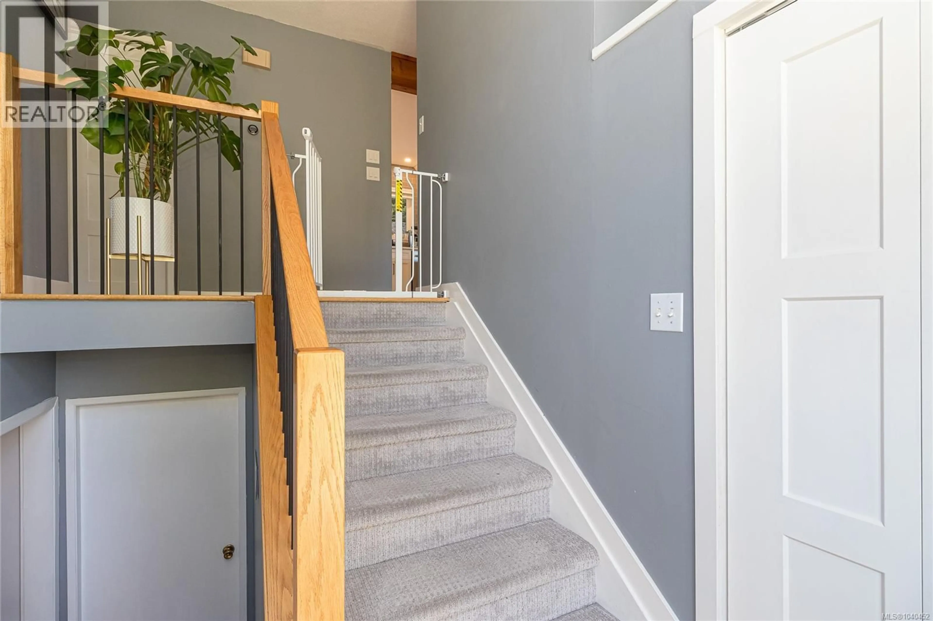Indoor entryway for 4067 CEDAR HILL CROSS ROAD, Saanich British Columbia V8X2J2