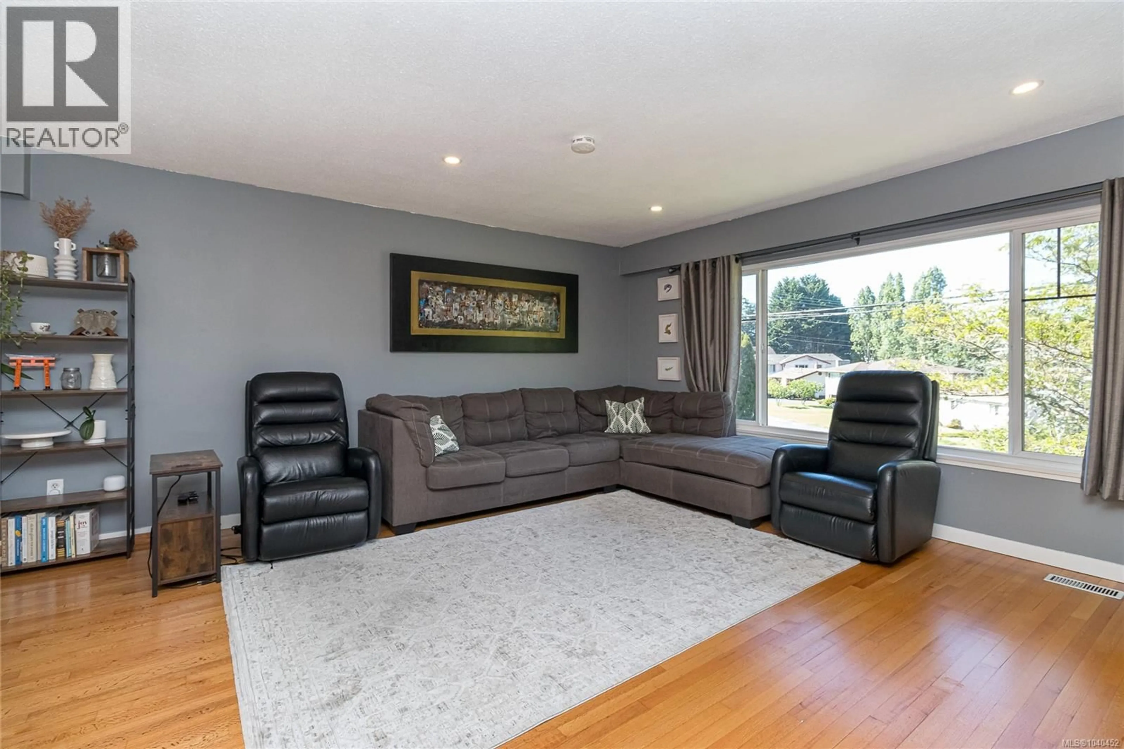 Living room with furniture, unknown for 4067 CEDAR HILL CROSS ROAD, Saanich British Columbia V8X2J2