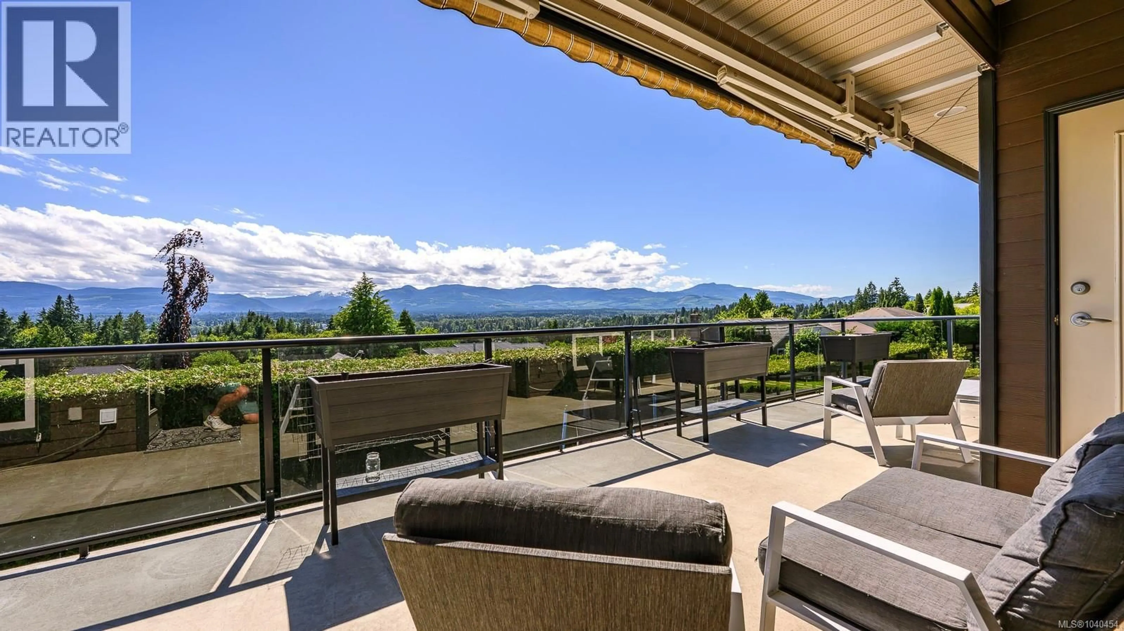 Patio, mountain view for 823 THORPE AVENUE, Courtenay British Columbia V9N8C9