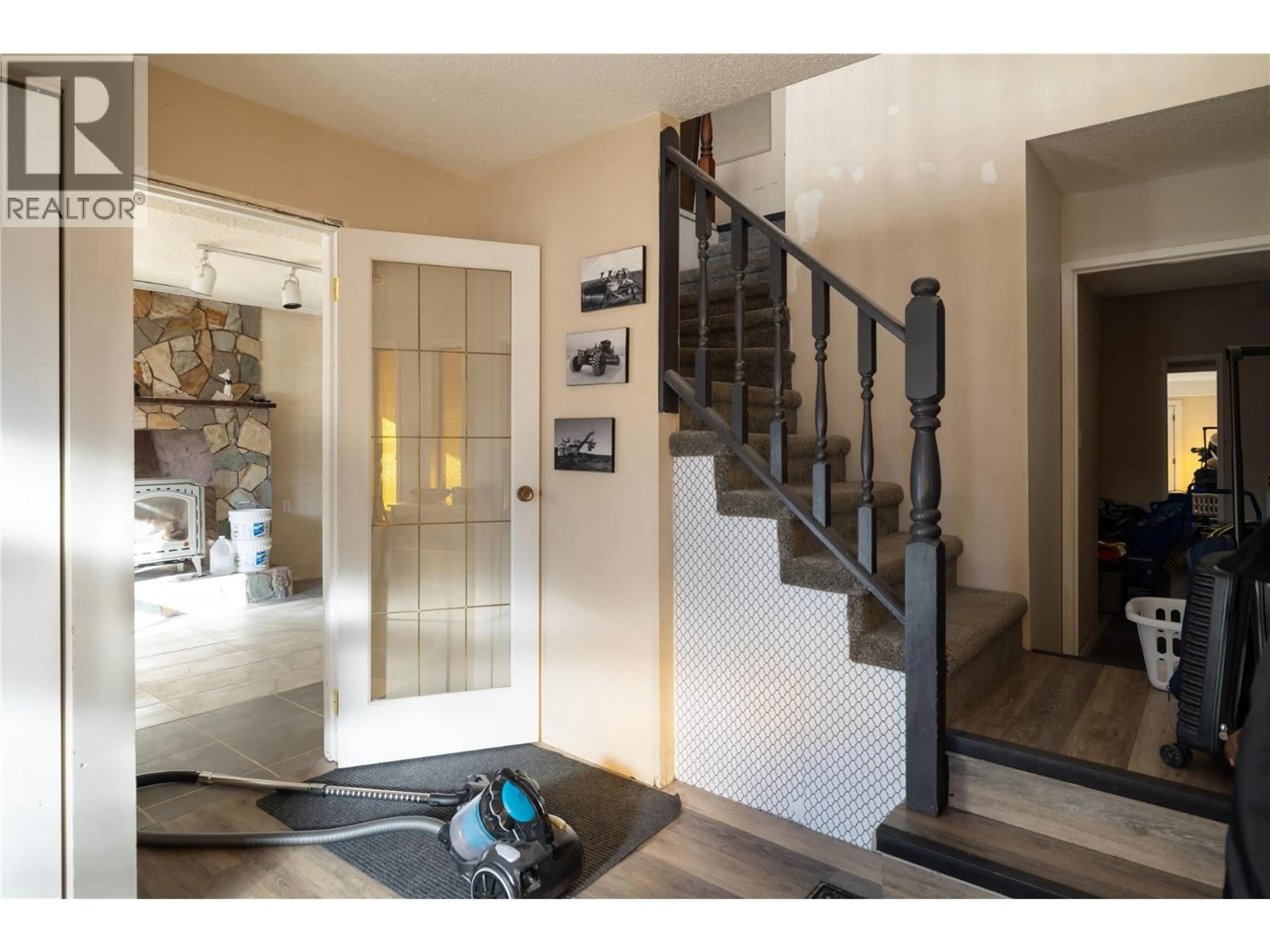 Indoor foyer for 1205 41 AVENUE, Vernon British Columbia V1T8A6