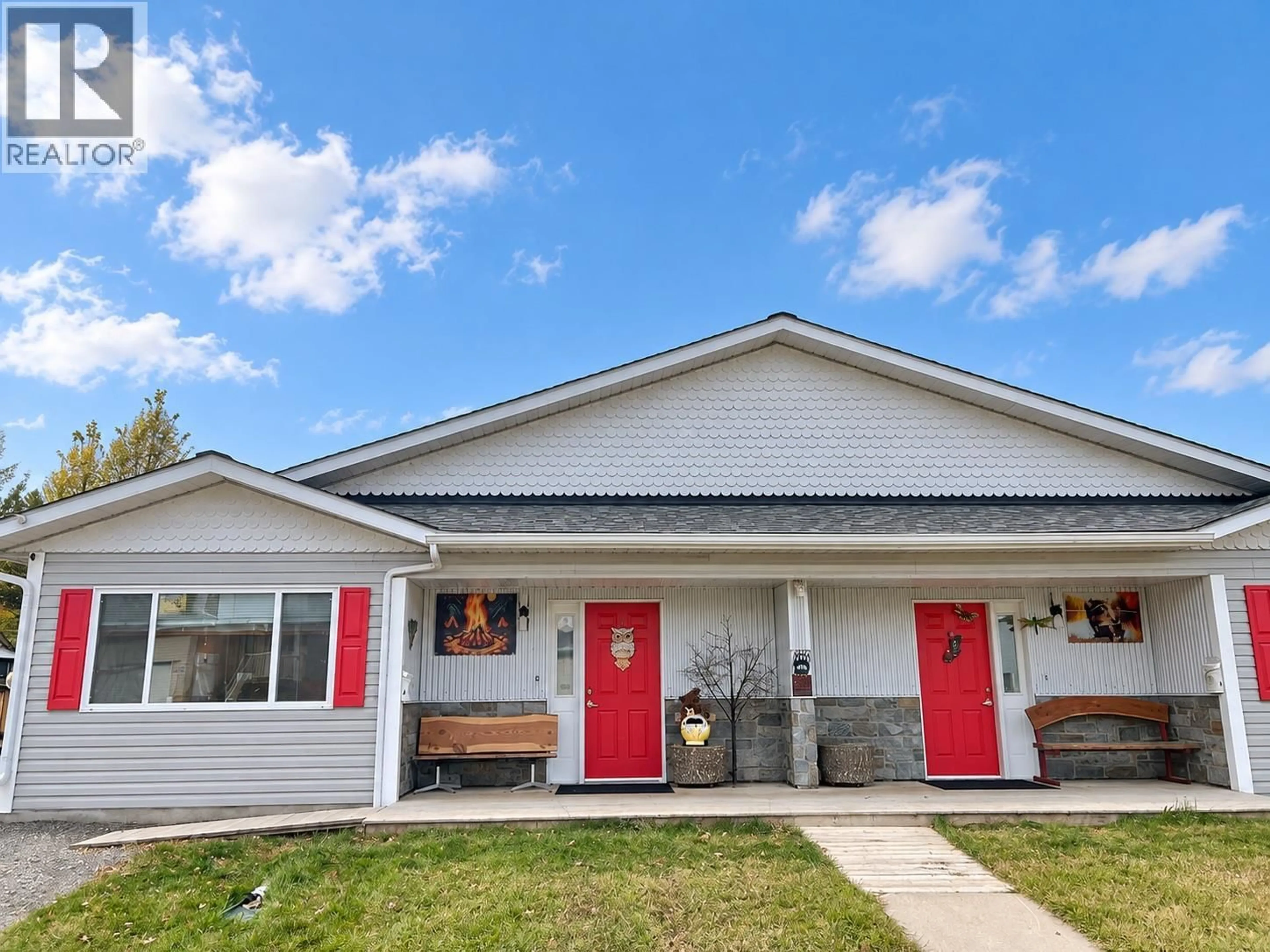 Home with vinyl exterior material, street for 2505 MCLEARY CRESCENT NORTH, Cranbrook British Columbia V1C6R7