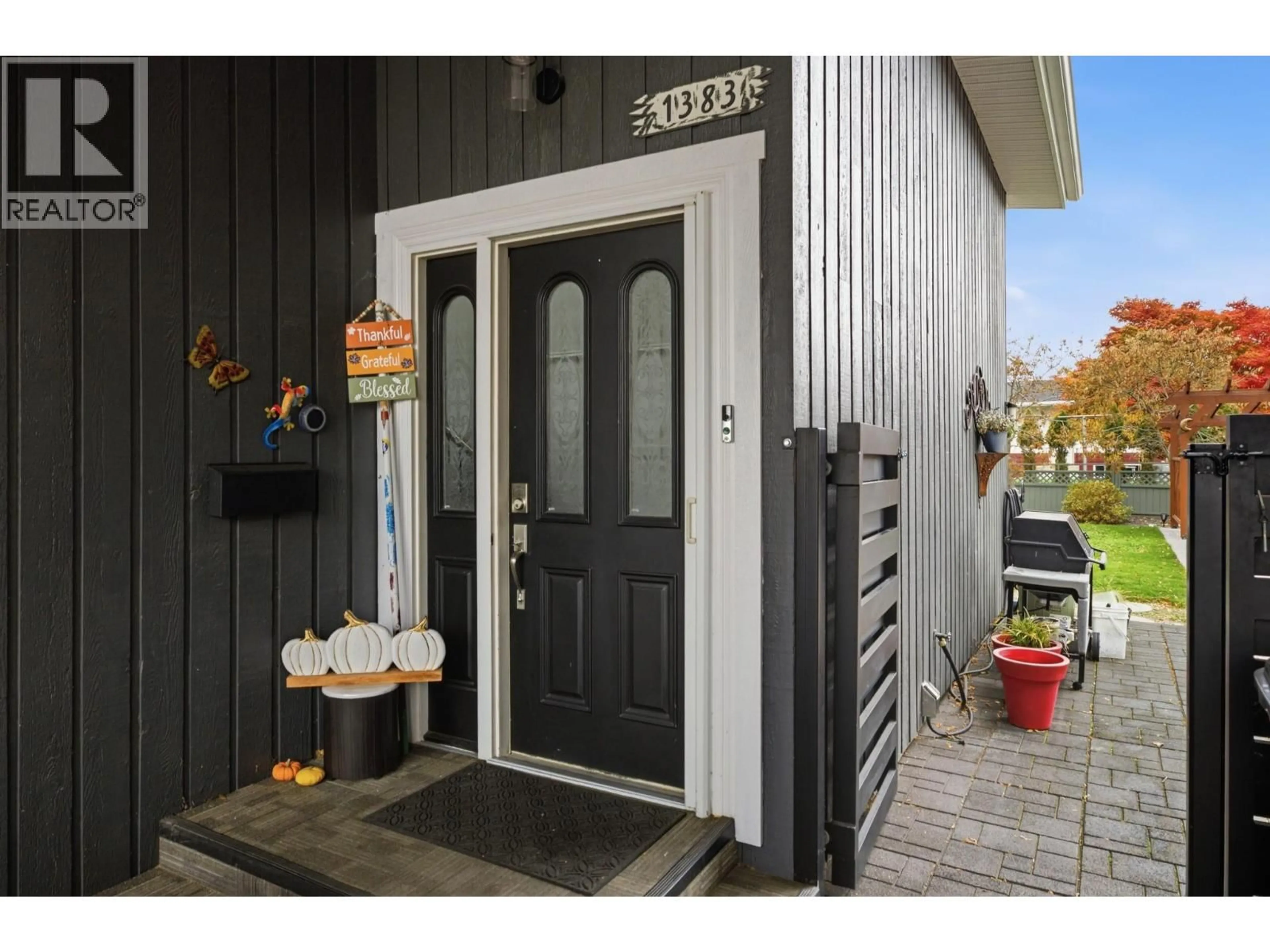 Indoor entryway for 1383 LOMBARDY SQUARE, Kelowna British Columbia V1Y3S5