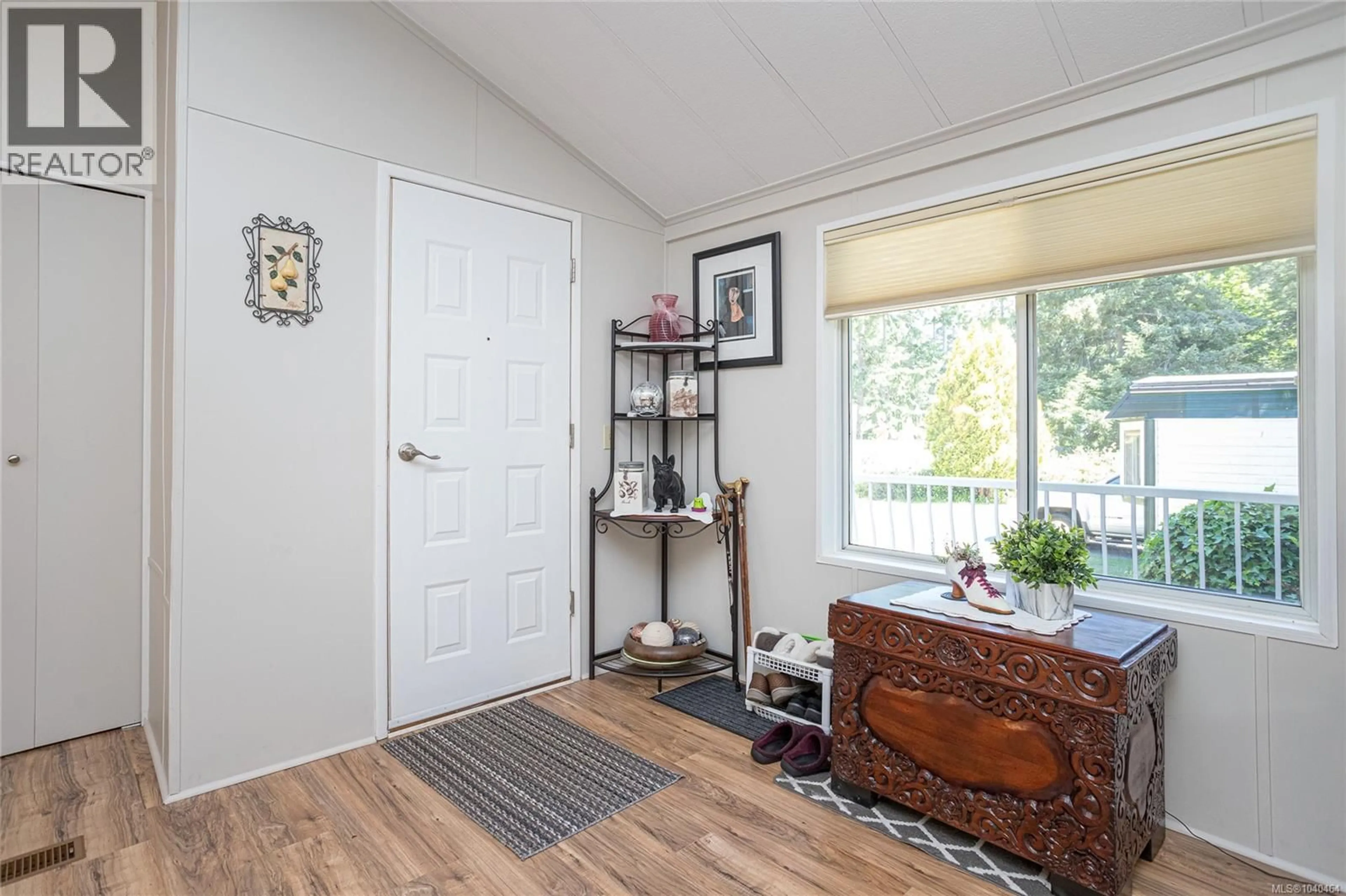 Indoor entryway for 3 - 6350 ISLAND HIGHWAY WEST, Qualicum Beach British Columbia V9K2E5