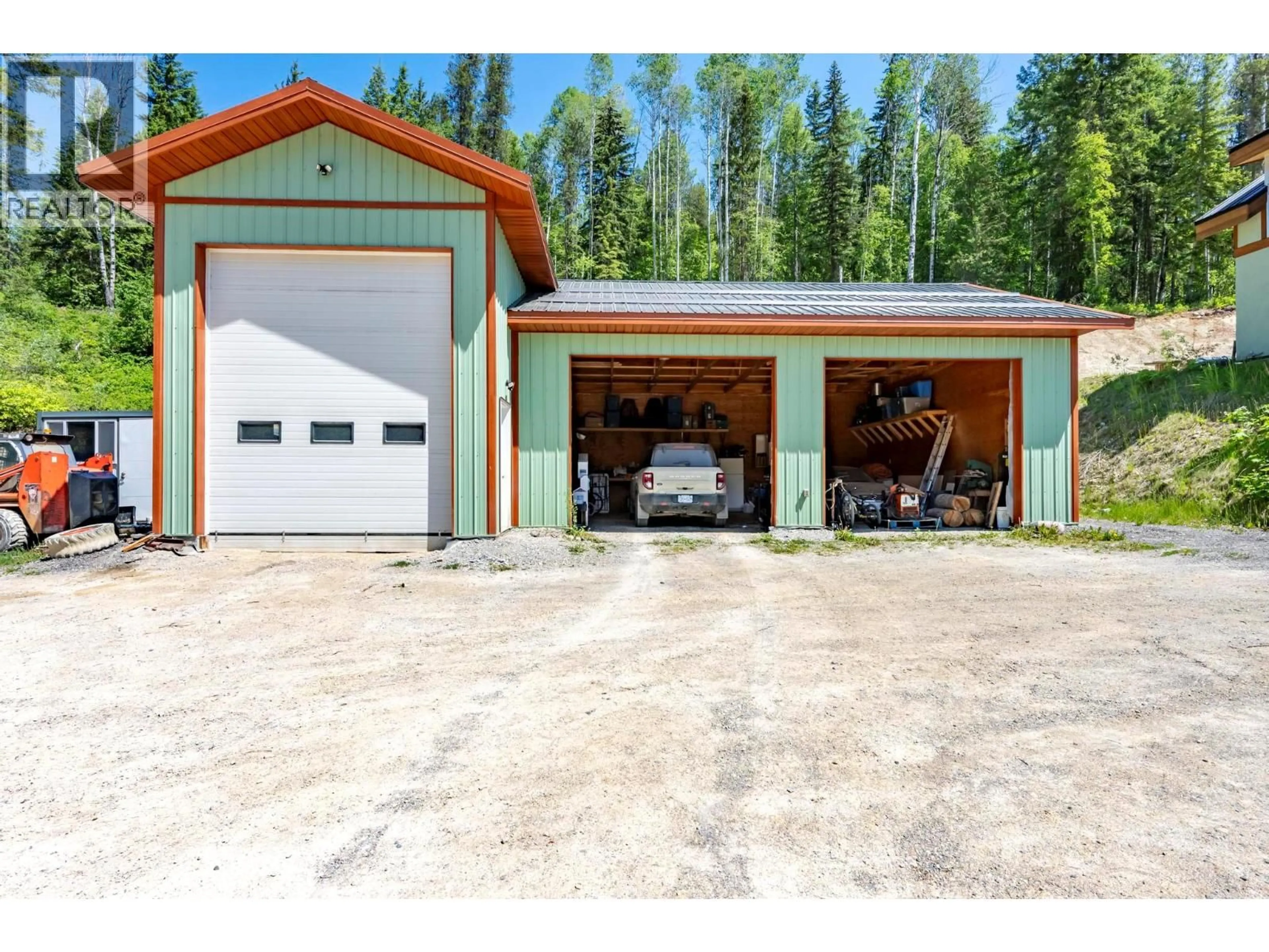 Indoor garage for 2360 TRANS CANADA N HIGHWAY, Golden British Columbia V0A1H1