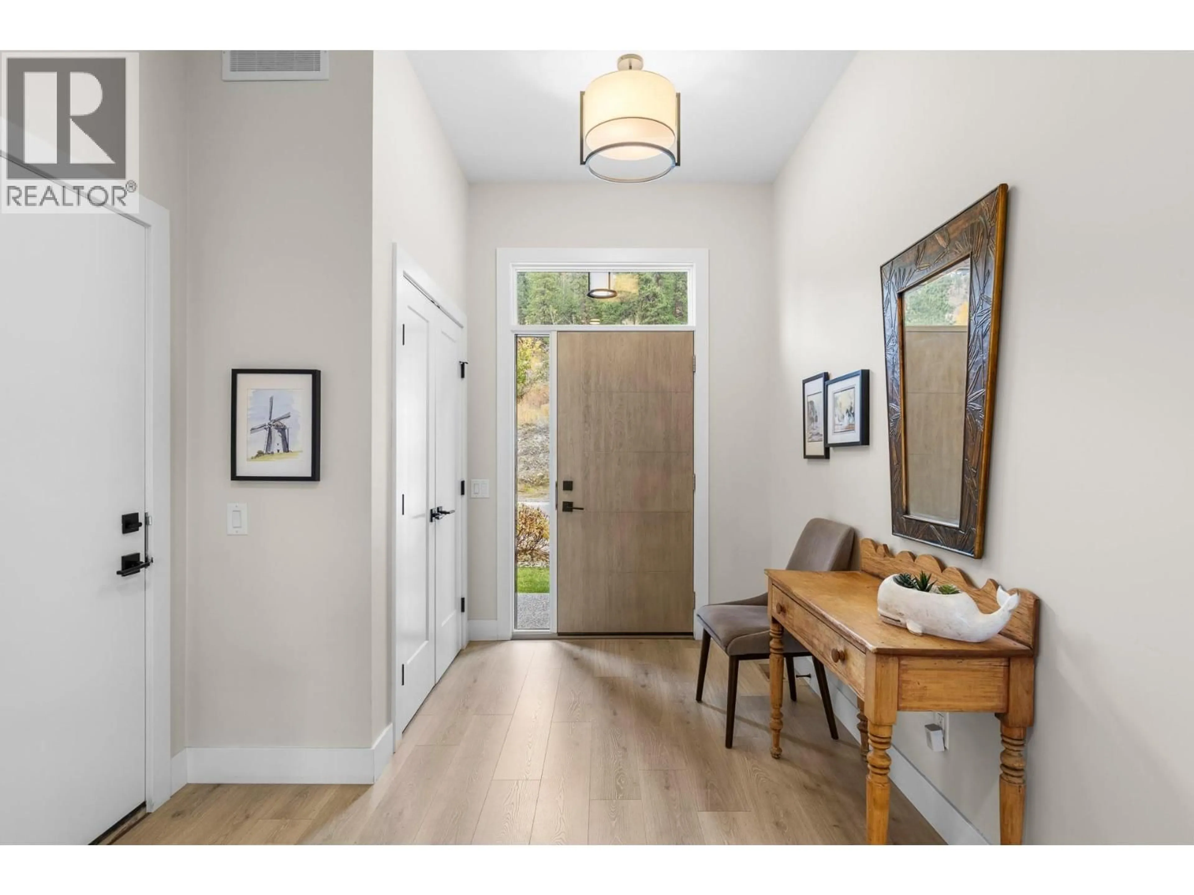 Indoor entryway for 5 - 777 DENALI DRIVE, Kelowna British Columbia V1V2T4