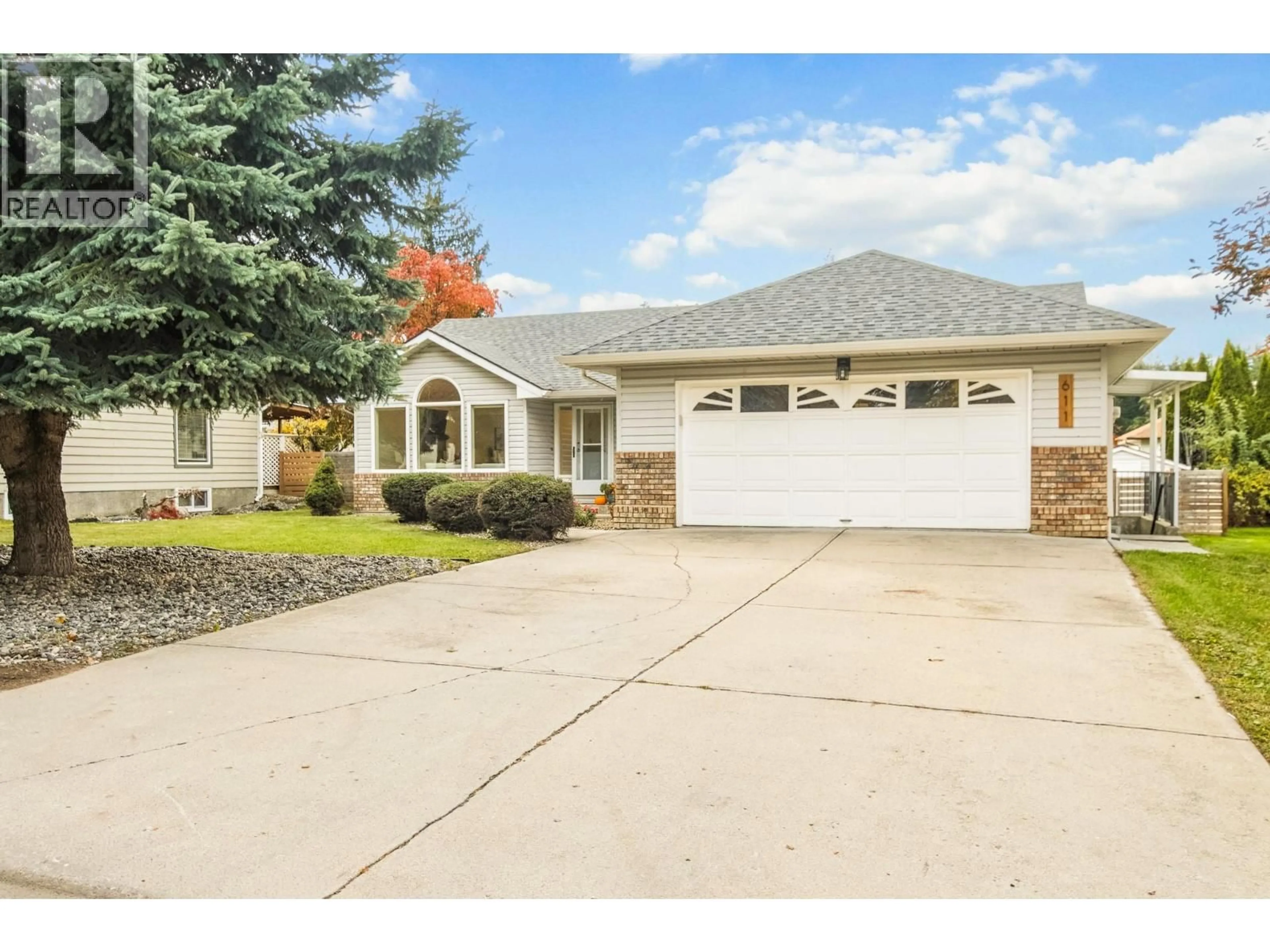 Home with vinyl exterior material, street for 611 25 STREET SOUTHEAST, Salmon Arm British Columbia V1E1C8