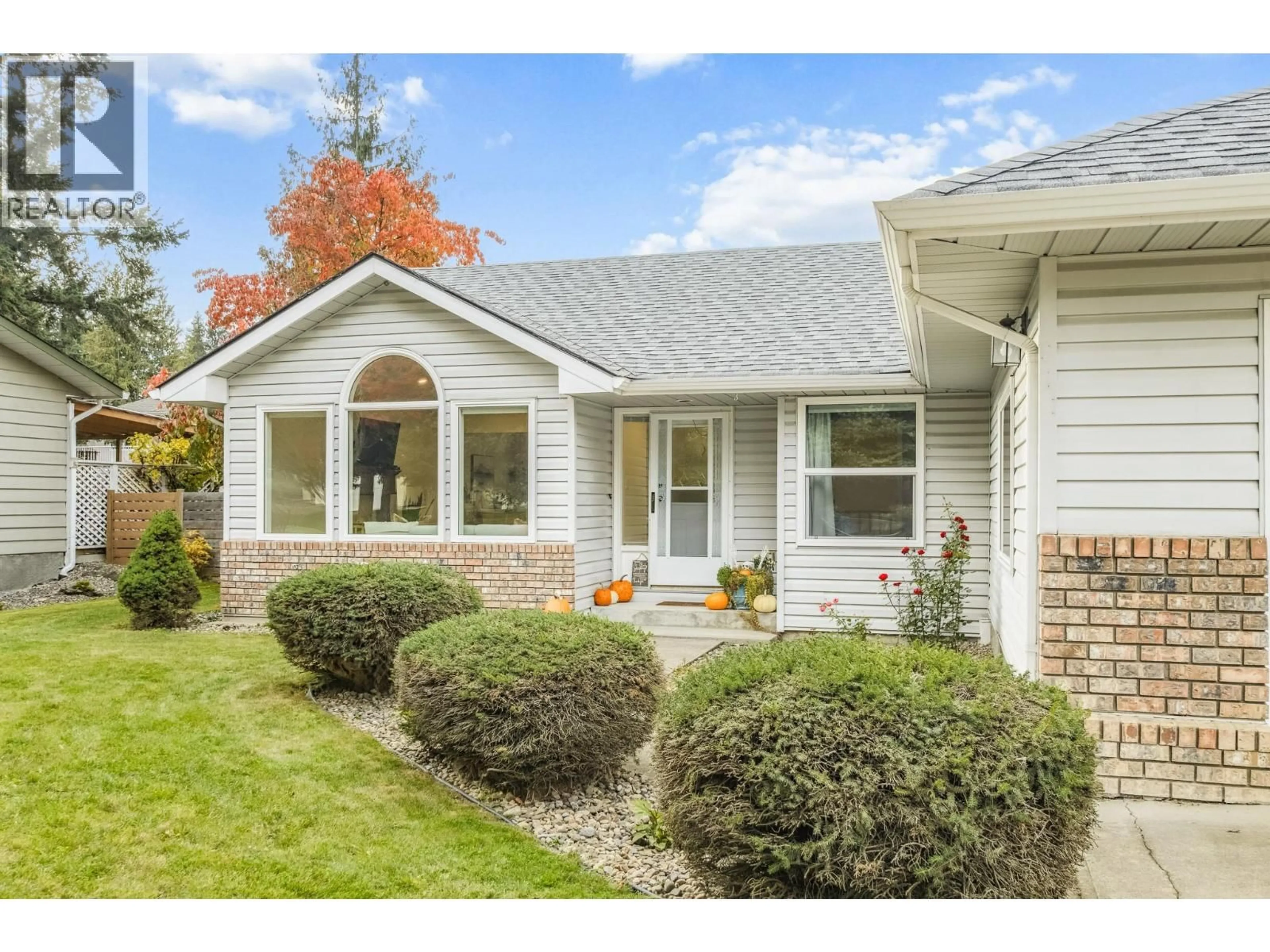 Home with vinyl exterior material, street for 611 25 STREET SOUTHEAST, Salmon Arm British Columbia V1E1C8
