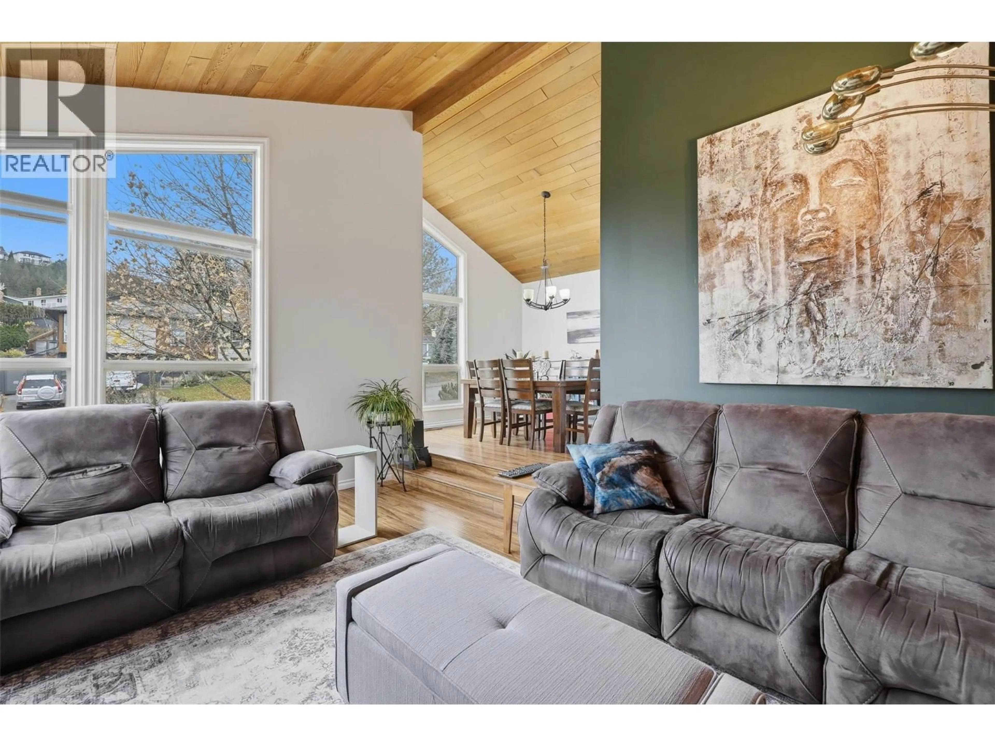 Living room with furniture, wood/laminate floor for 492 LAURIER DRIVE, Kamloops British Columbia V1S1B8