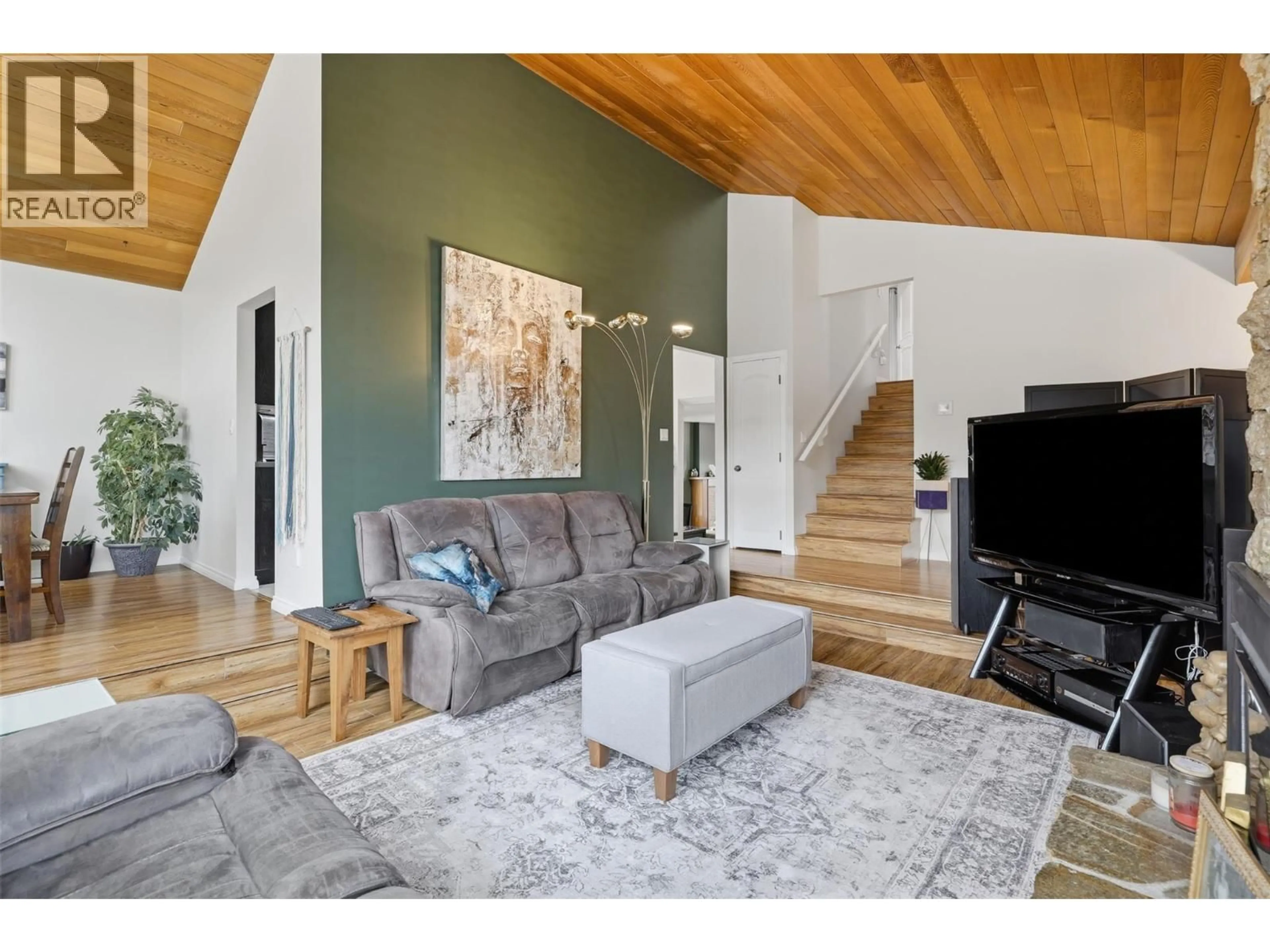Living room with furniture, wood/laminate floor for 492 LAURIER DRIVE, Kamloops British Columbia V1S1B8