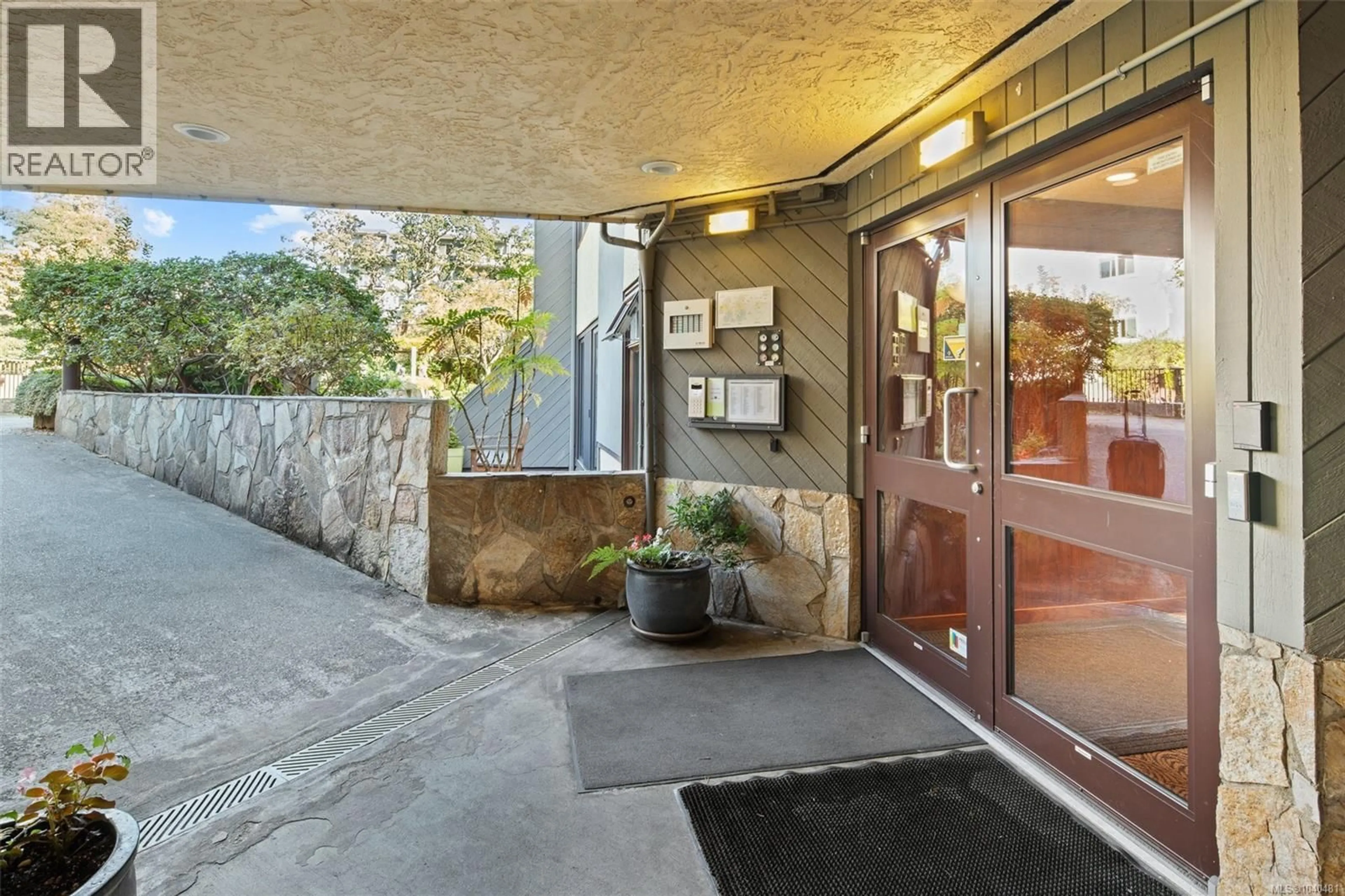 Indoor foyer for 108 - 1149 ROCKLAND AVENUE, Victoria British Columbia V8V4T5