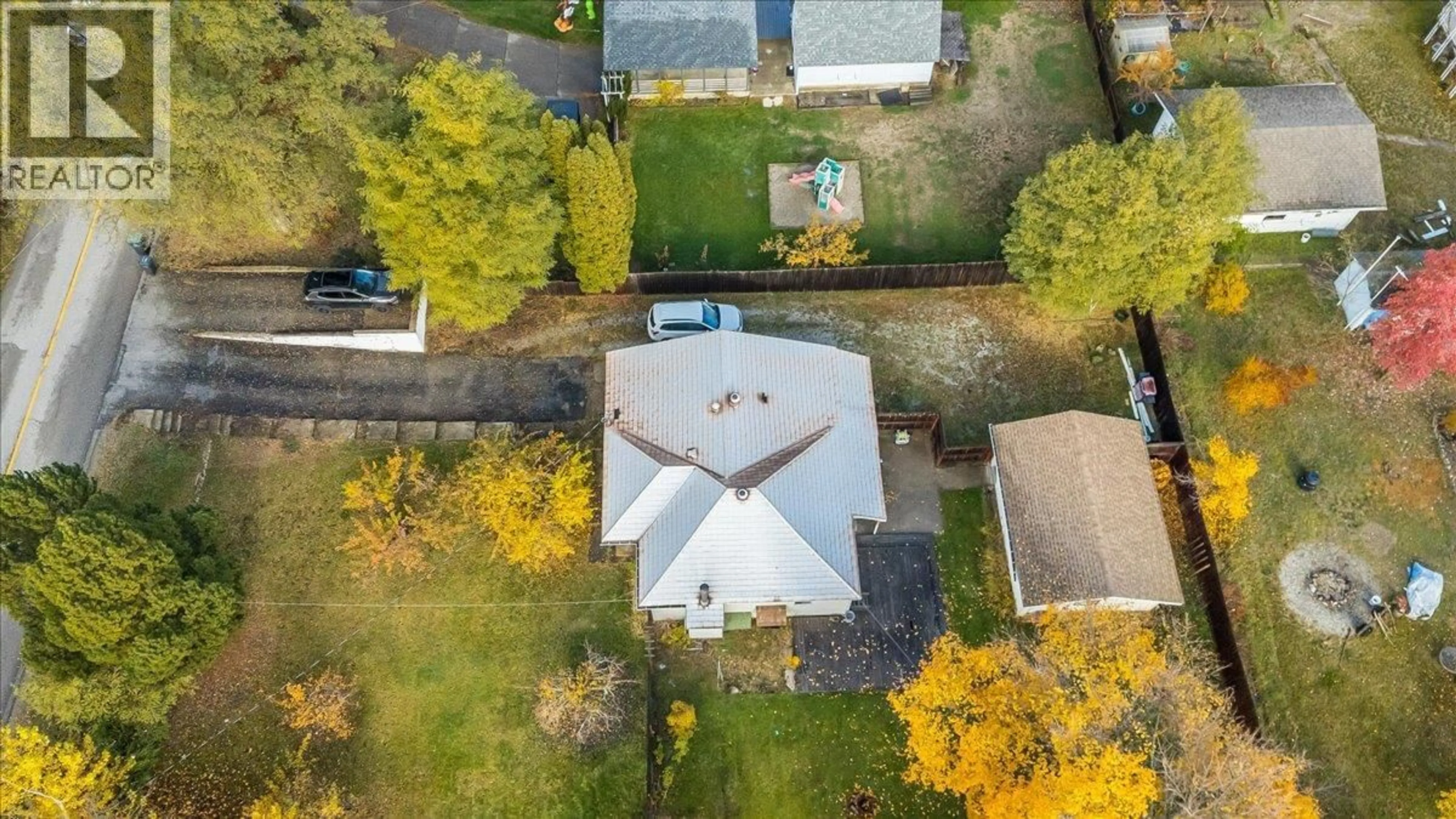 A pic from outside/outdoor area/front of a property/back of a property/a pic from drone, unknown for 3113 5TH AVENUE, Castlegar British Columbia V1N2V4