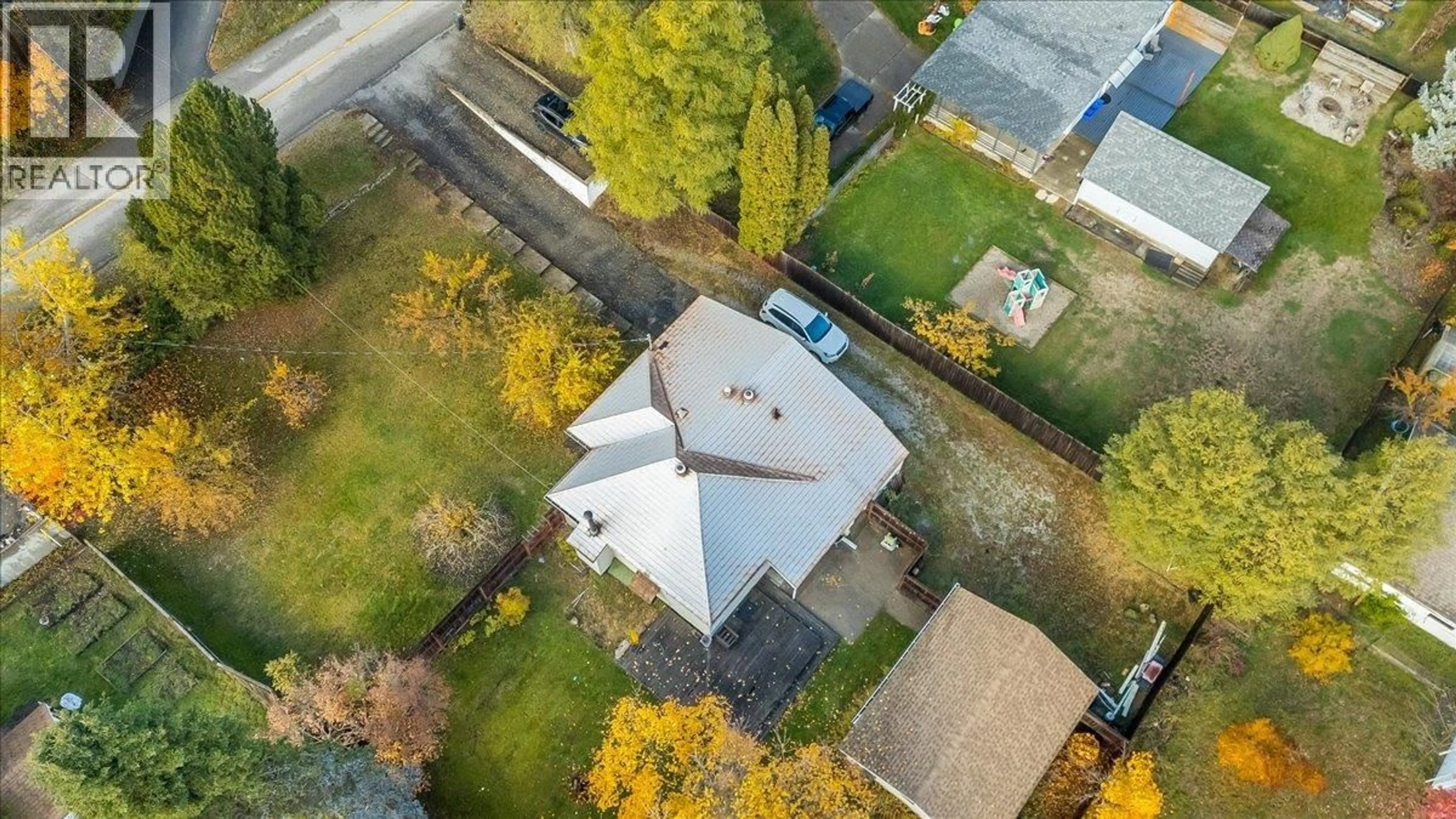 A pic from outside/outdoor area/front of a property/back of a property/a pic from drone, street for 3113 5TH AVENUE, Castlegar British Columbia V1N2V4