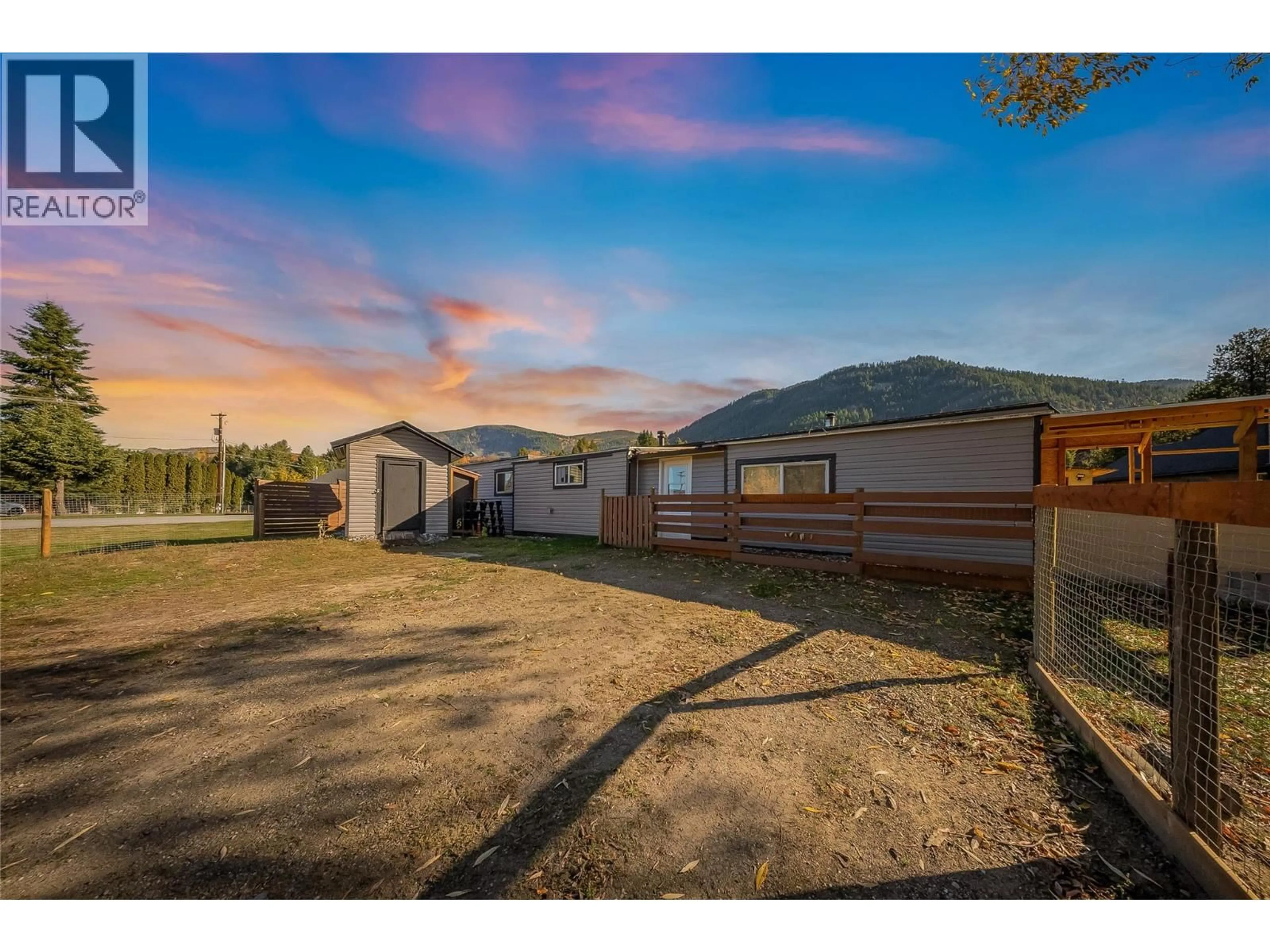 A pic from outside/outdoor area/front of a property/back of a property/a pic from drone, mountain view for 894 WATERLOO ROAD, Castlegar British Columbia V1N4K8
