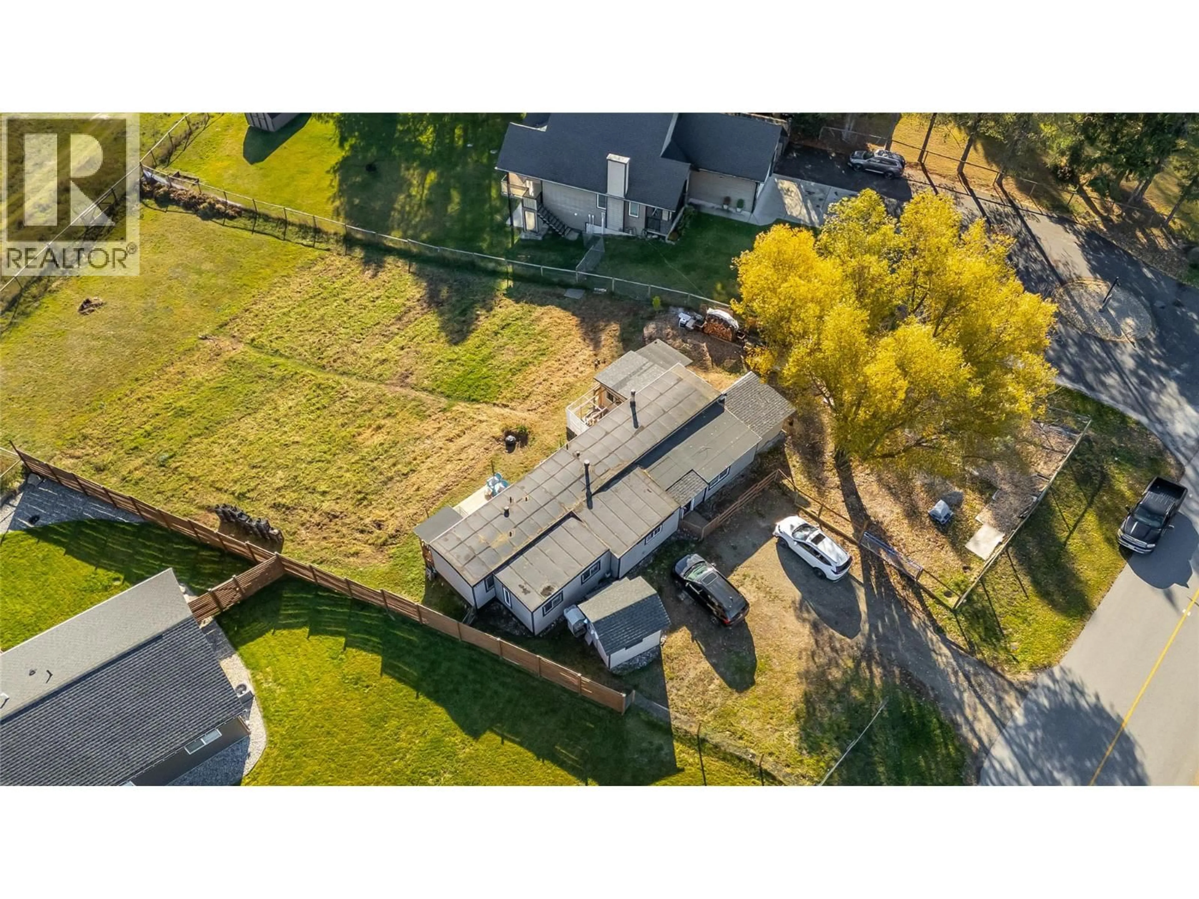 A pic from outside/outdoor area/front of a property/back of a property/a pic from drone, street for 894 WATERLOO ROAD, Castlegar British Columbia V1N4K8