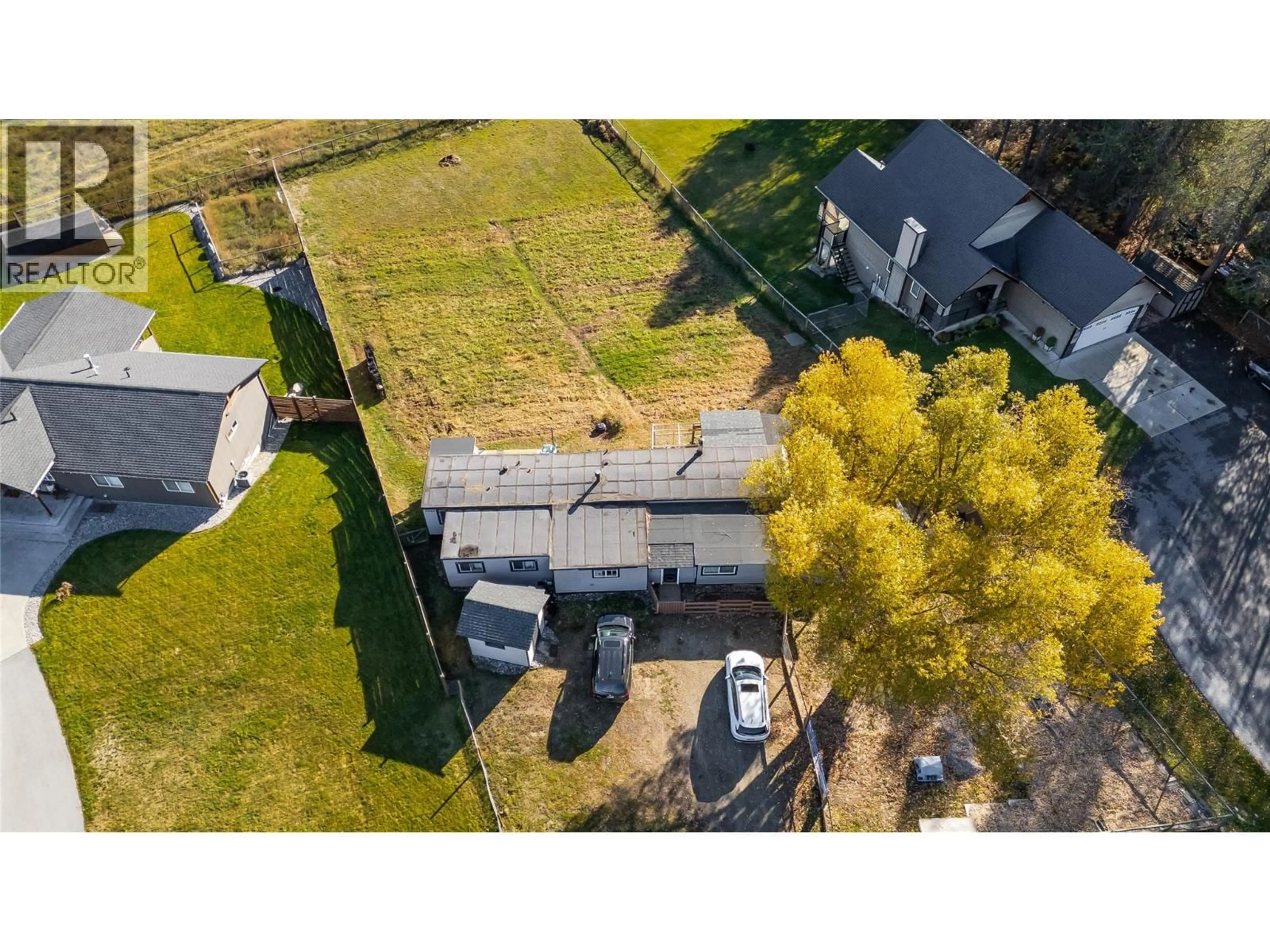 A pic from outside/outdoor area/front of a property/back of a property/a pic from drone, street for 894 WATERLOO ROAD, Castlegar British Columbia V1N4K8