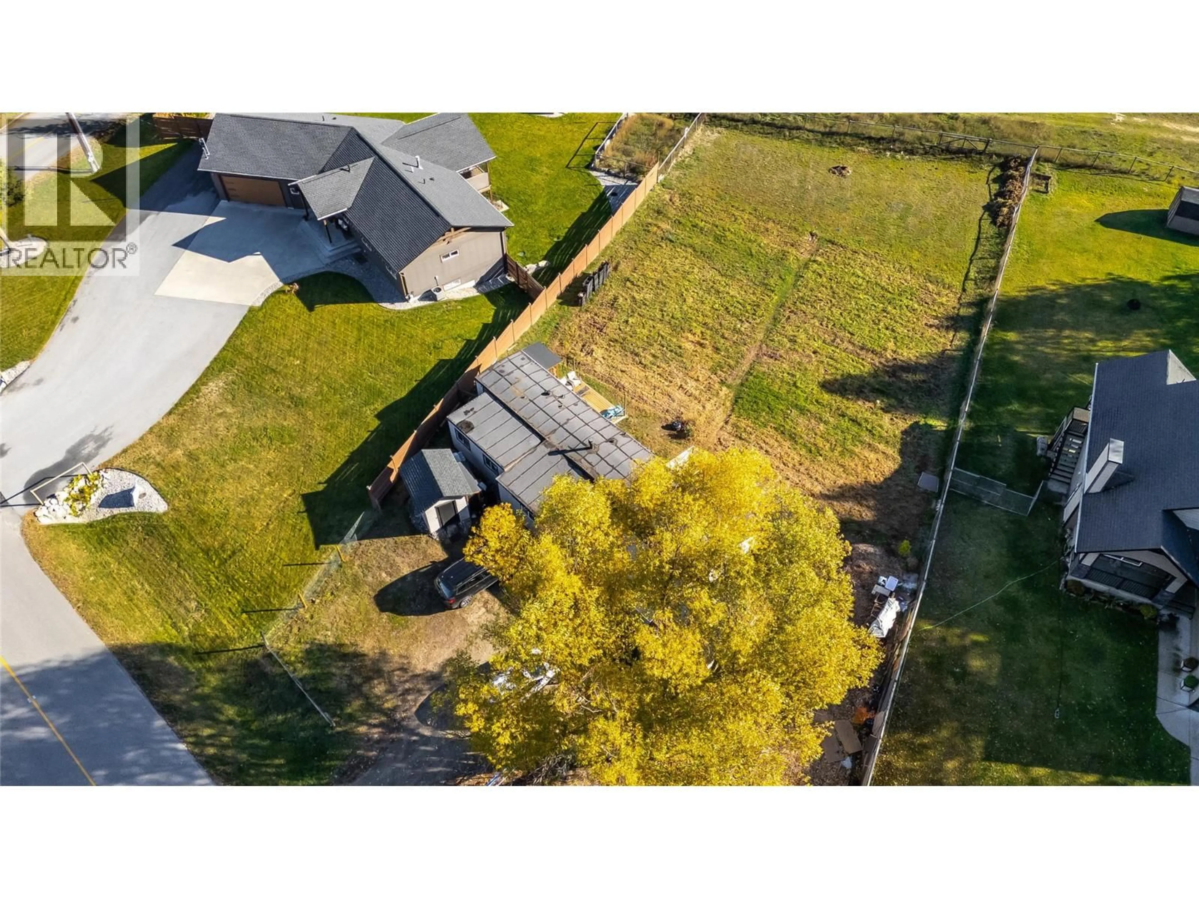 A pic from outside/outdoor area/front of a property/back of a property/a pic from drone, street for 894 WATERLOO ROAD, Castlegar British Columbia V1N4K8