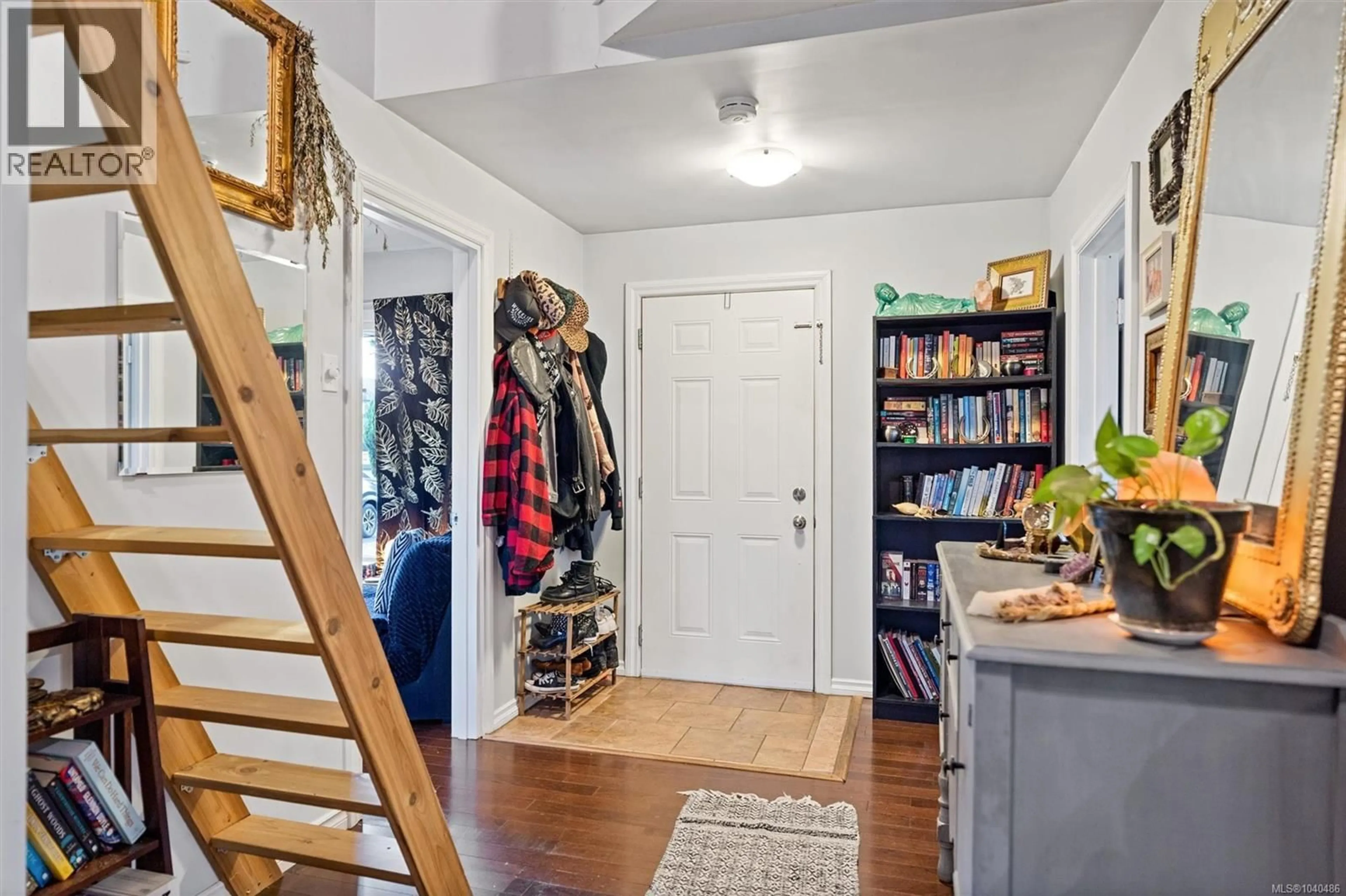 Indoor entryway for WYCHBURY AVENUE, Esquimalt British Columbia V9A5K7