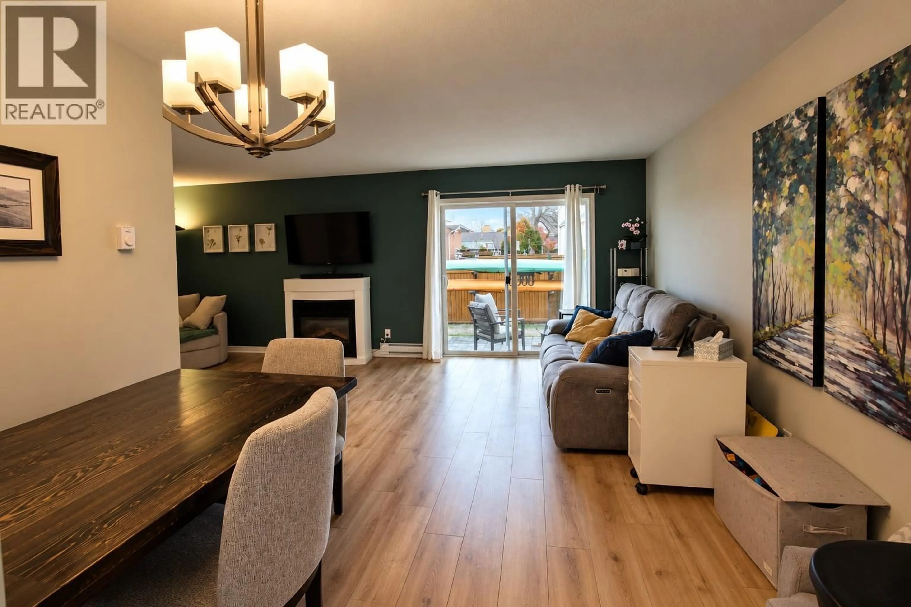 Living room with furniture, wood/laminate floor for 103 - 3004 SOUTH MAIN STREET, Penticton British Columbia V2A5J6