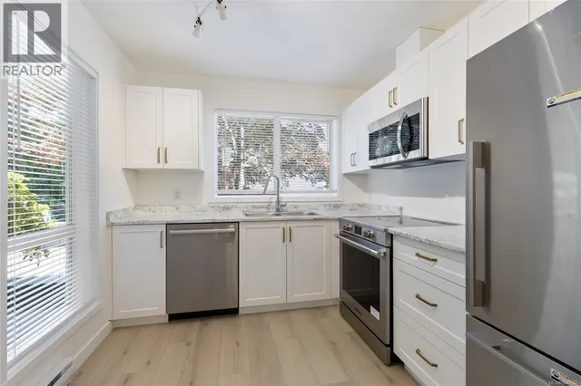 103 - 689 BAY STREET, Victoria 4