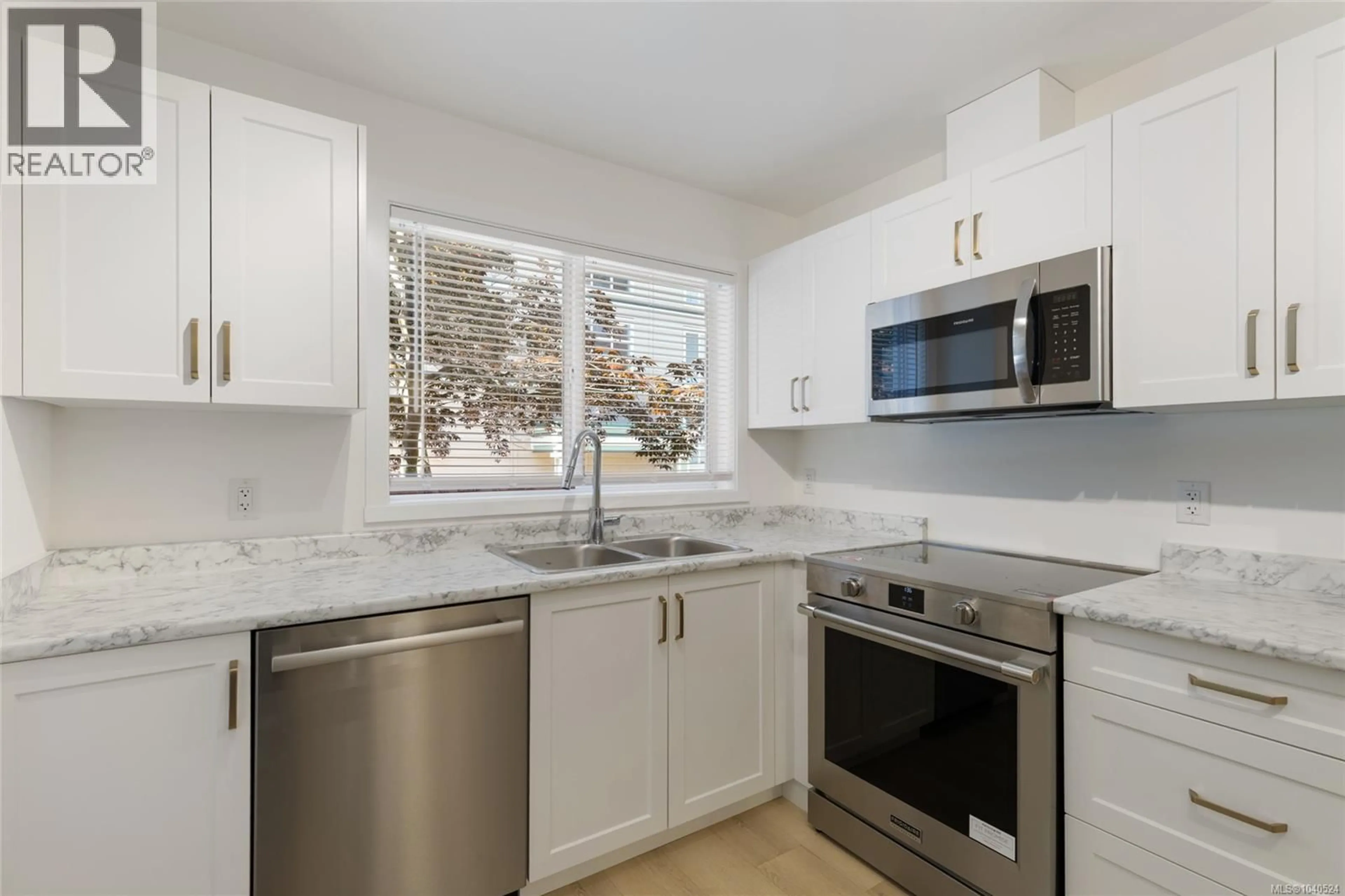 Standard kitchen, ceramic/tile floor for 103 - 689 BAY STREET, Victoria British Columbia V8T2H1