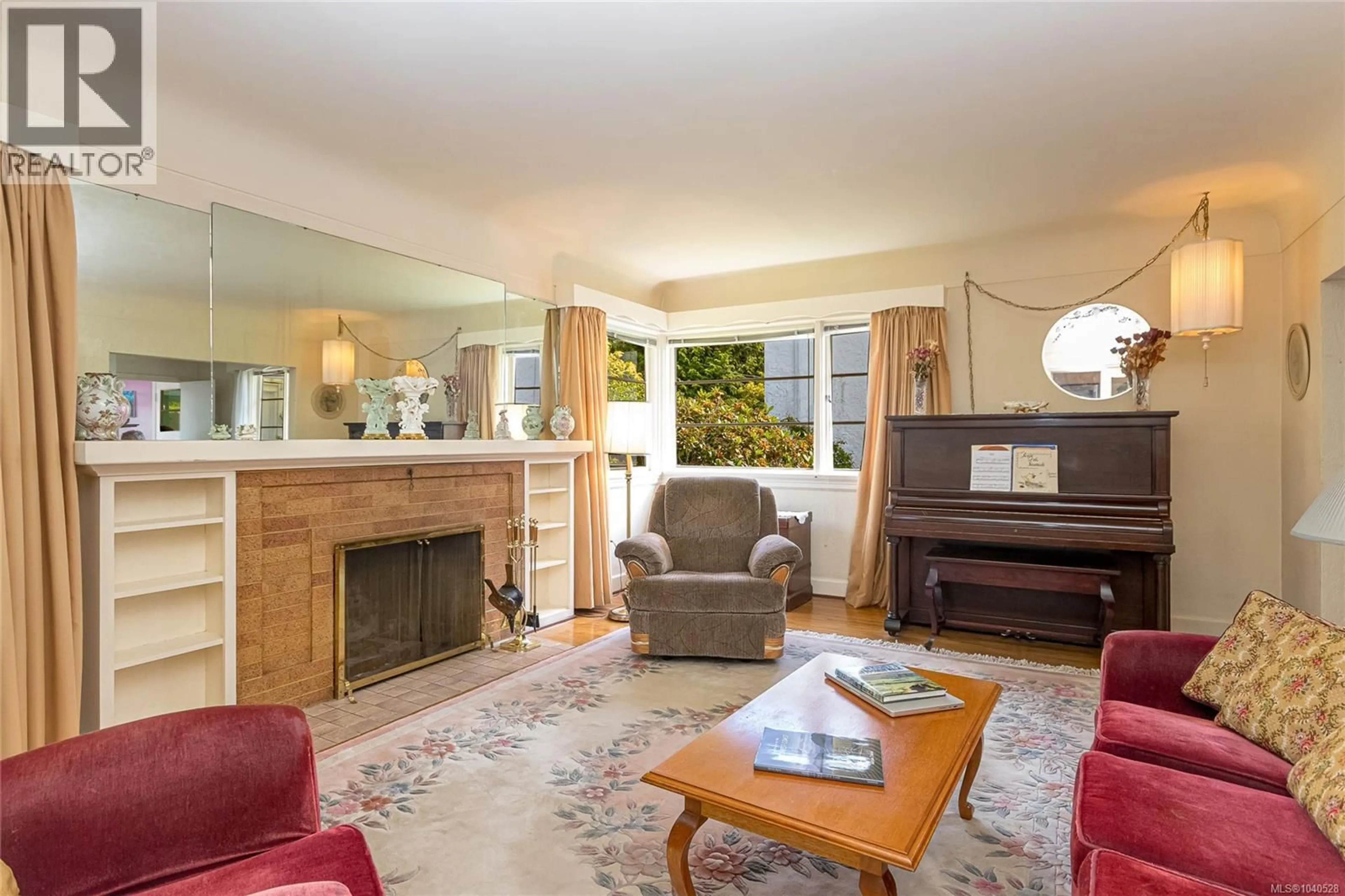 Living room with furniture, unknown for 350 FOUL BAY ROAD, Victoria British Columbia V8S4G7
