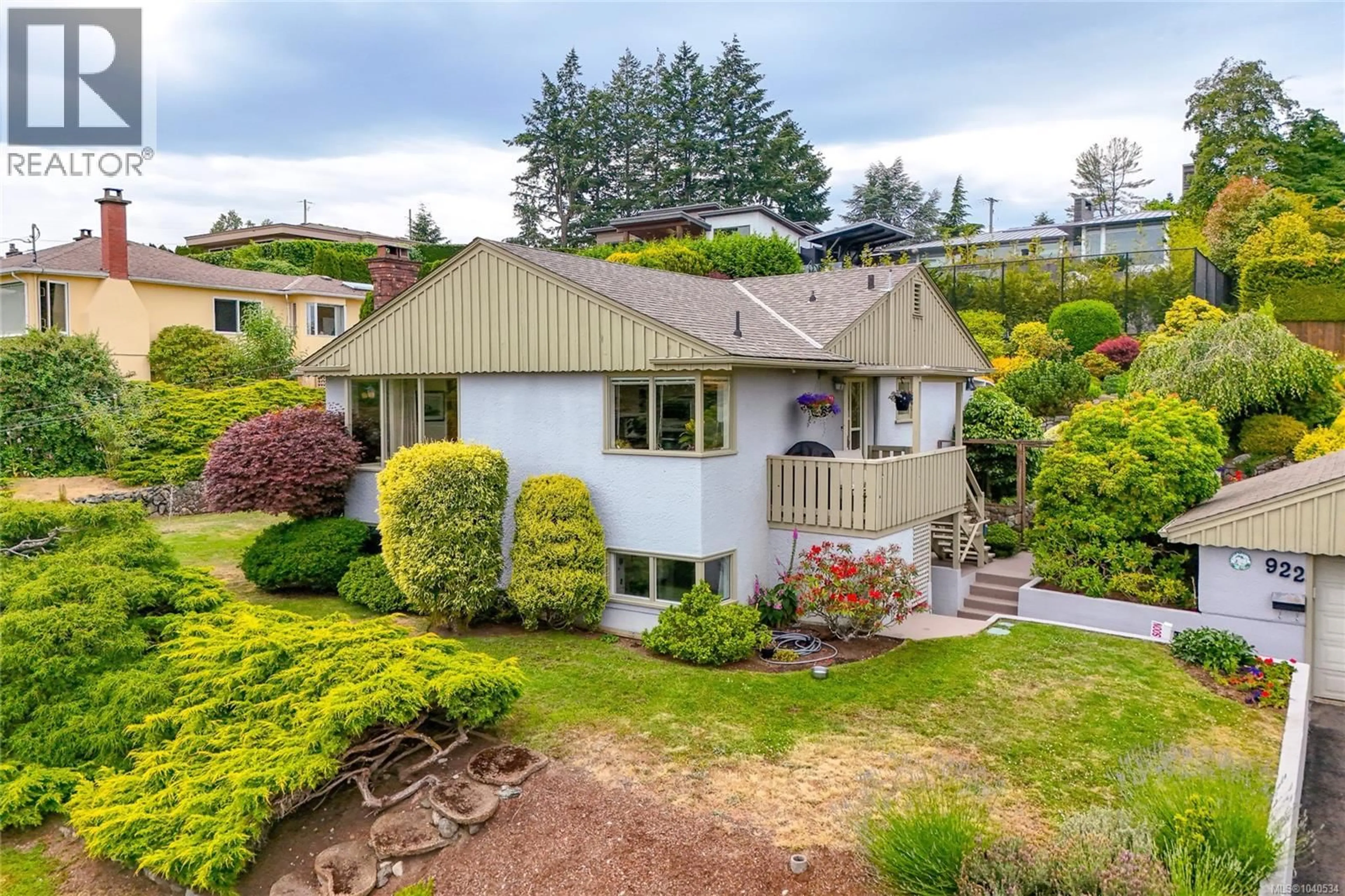 A pic from outside/outdoor area/front of a property/back of a property/a pic from drone, unknown for 922 CLAREMONT AVENUE, Saanich British Columbia V8Z2G4
