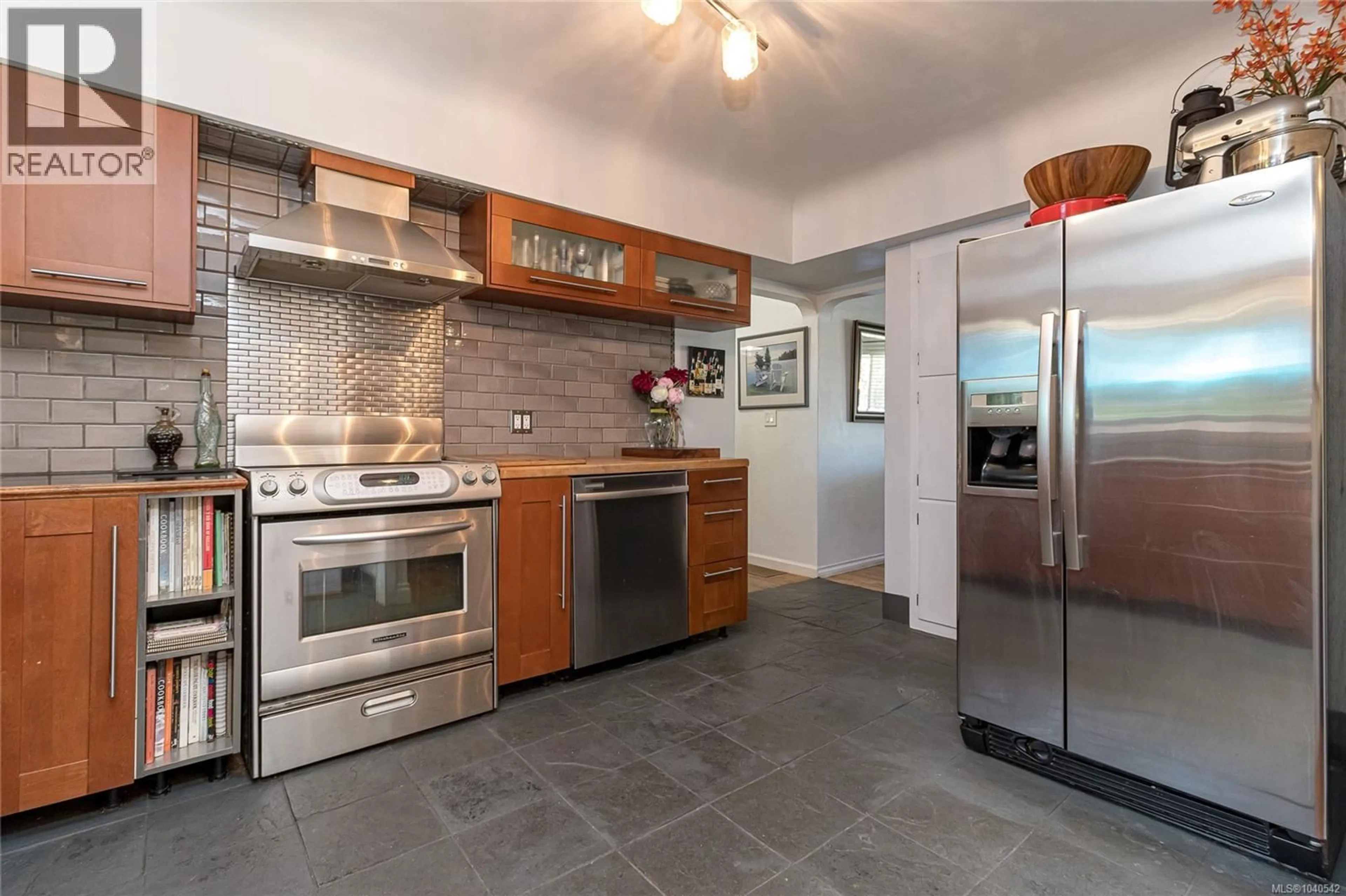 Open concept kitchen, ceramic/tile floor for 2945 DYSART ROAD, Saanich British Columbia V8Z5P2