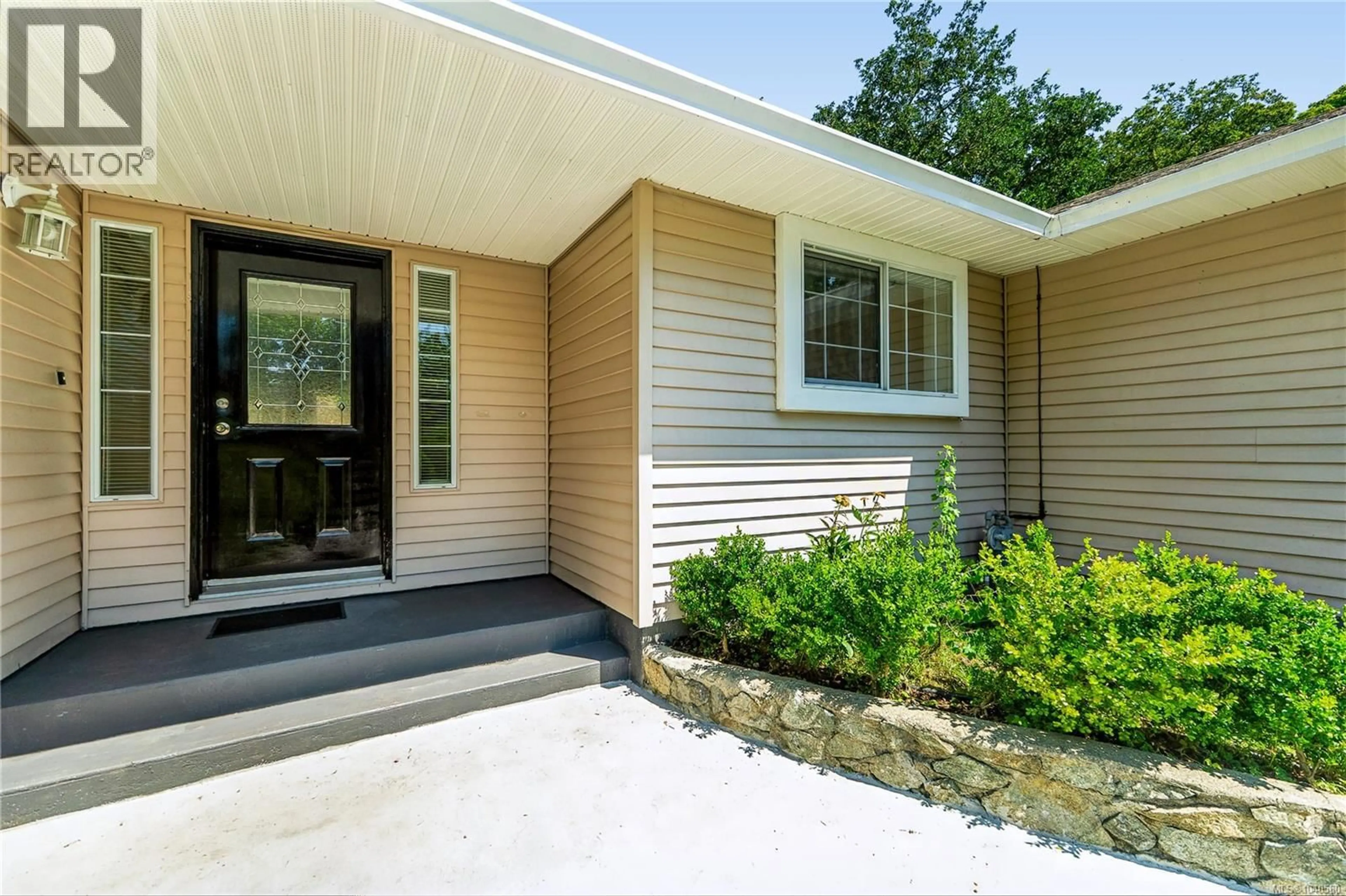 Home with vinyl exterior material, street for 1018 BENVENUTO AVENUE, Central Saanich British Columbia V8M1A1