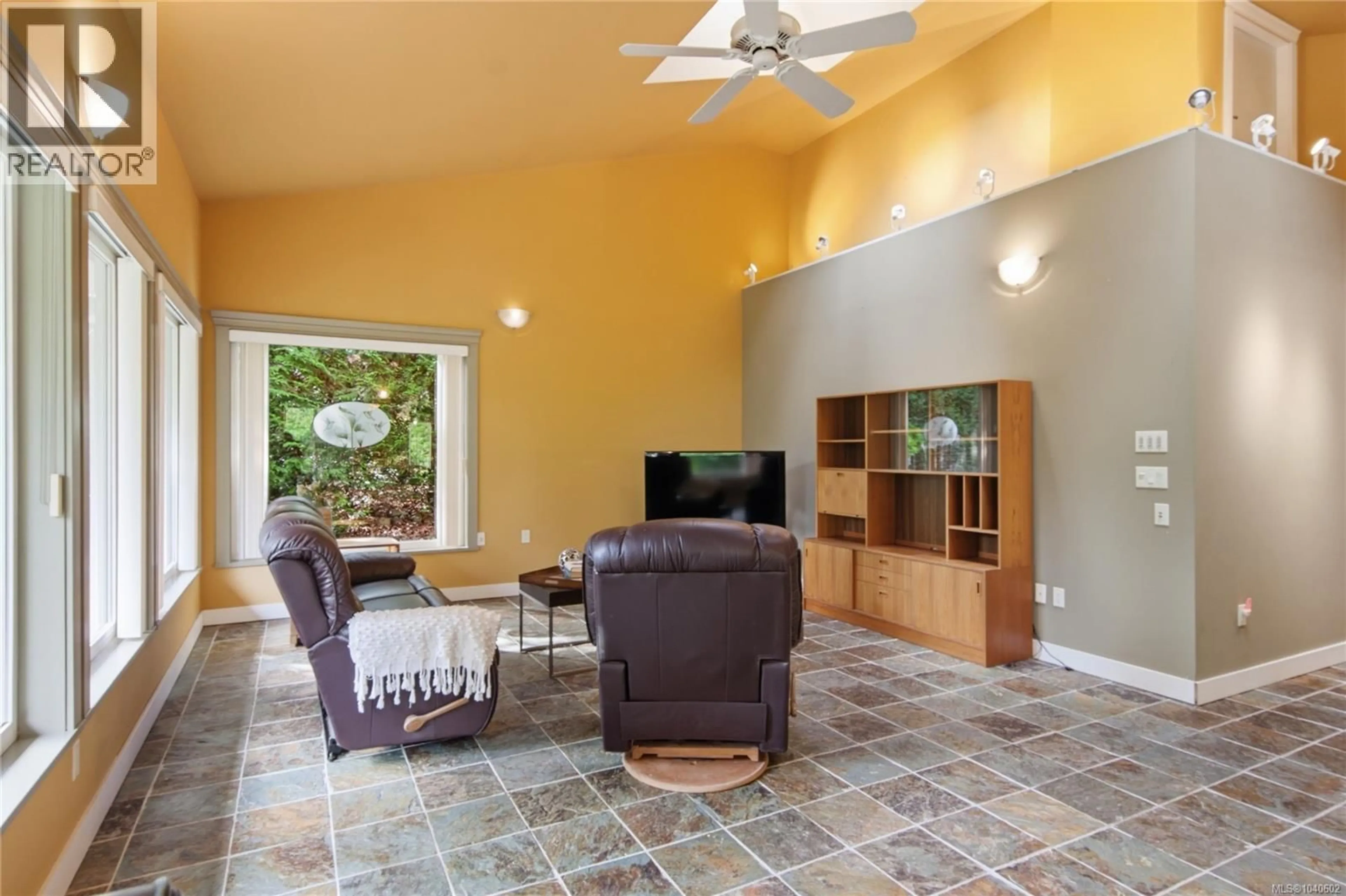 Living room with furniture, ceramic/tile floor for 7905 PLUMPER WAY, Pender Island British Columbia V0N2M2
