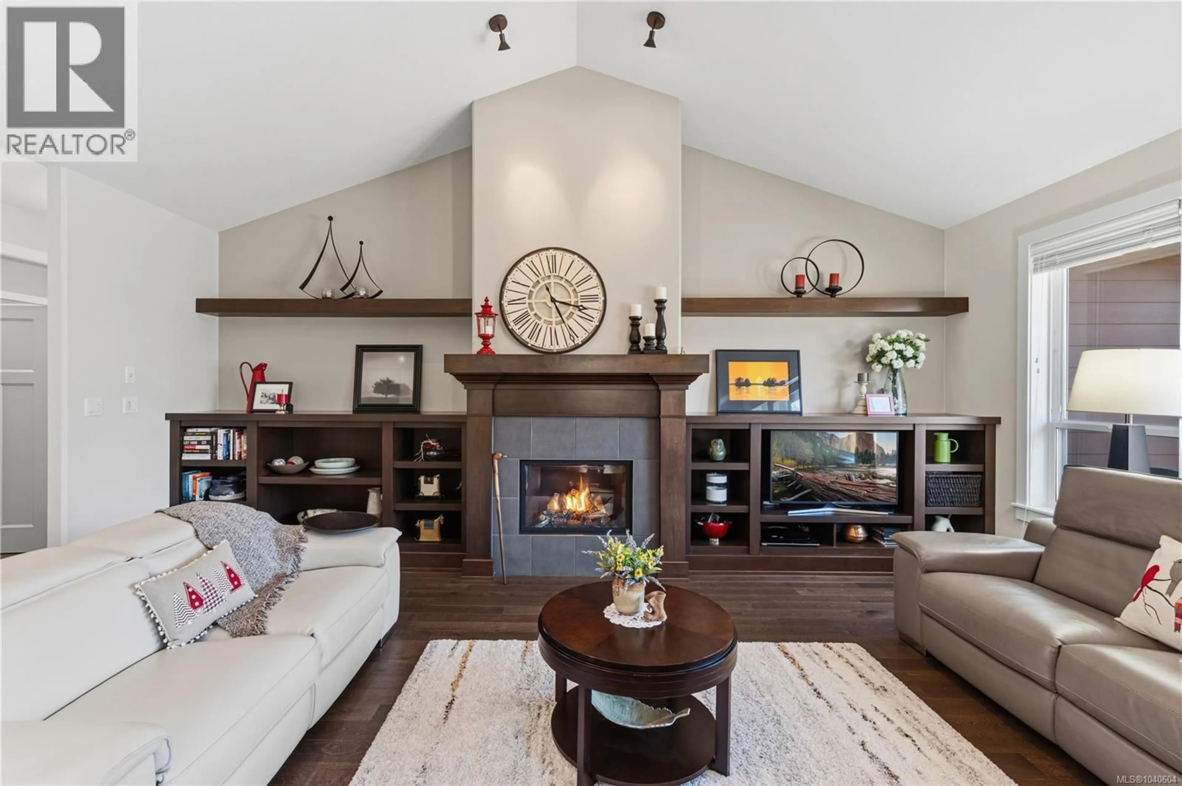 Living room with furniture, wood/laminate floor for 736 TEMPLE STREET, Parksville British Columbia V9P1A9