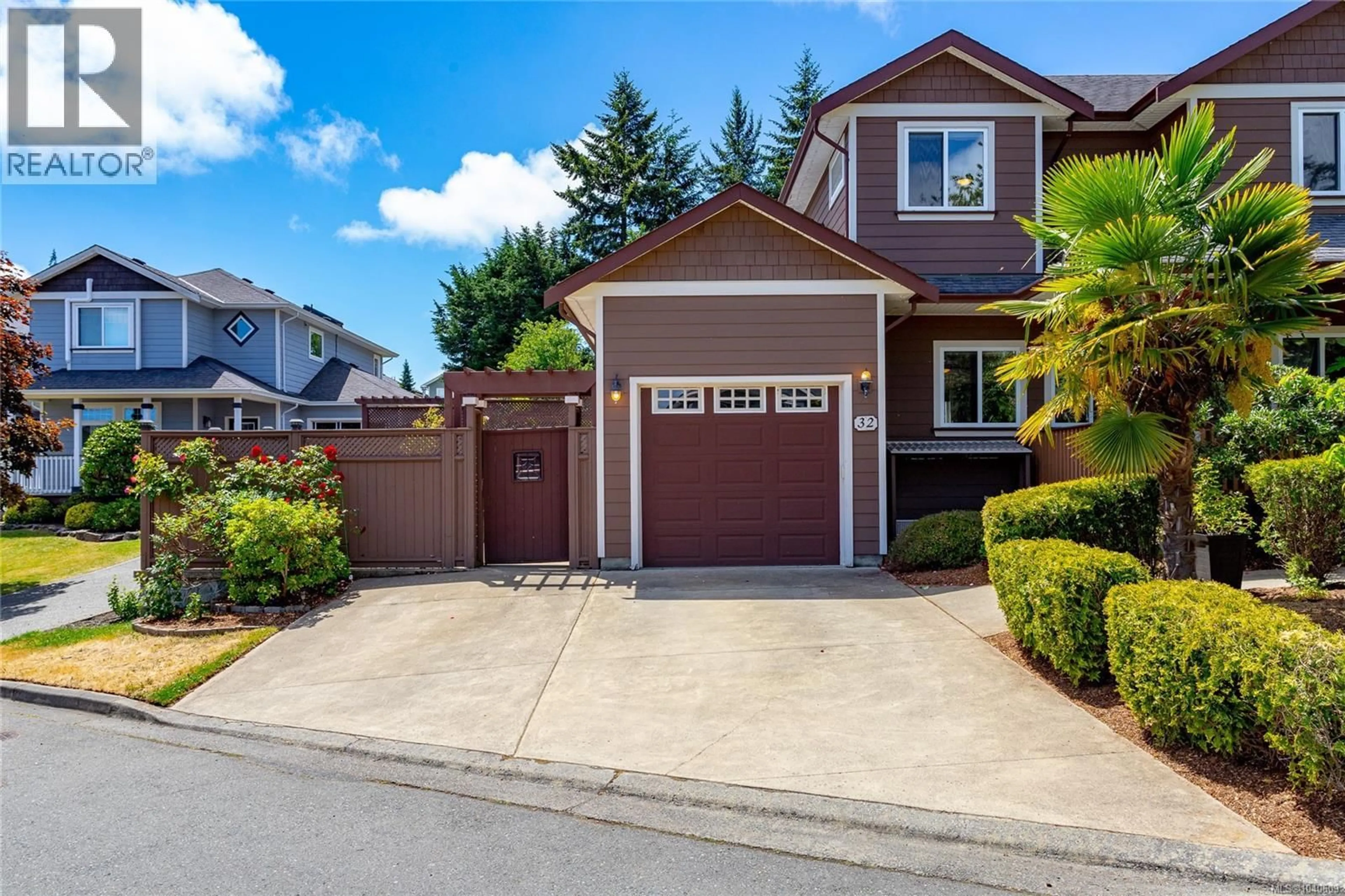 Home with vinyl exterior material, street for 32 STONERIDGE DRIVE, View Royal British Columbia V9B6M4