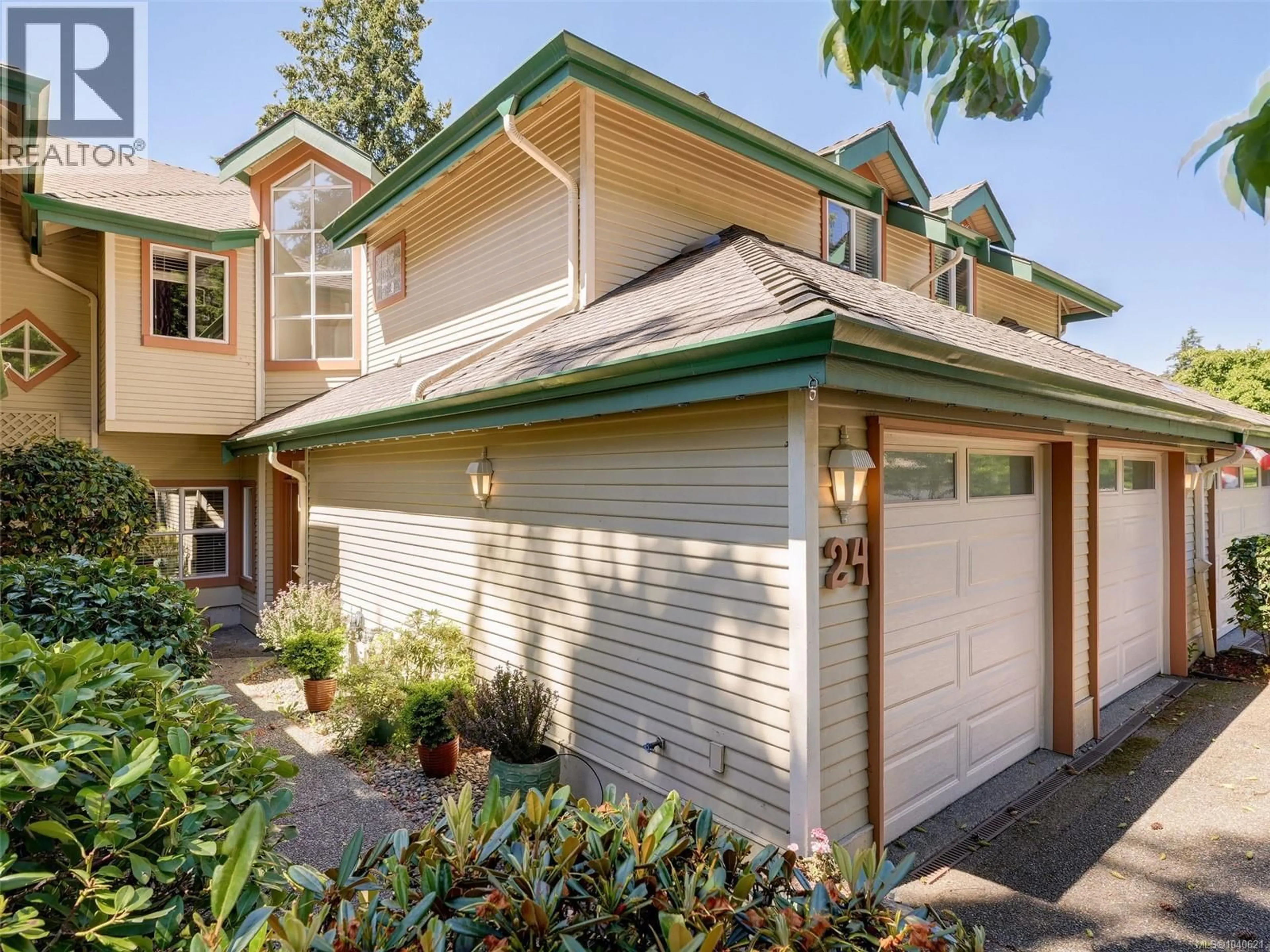 Home with vinyl exterior material, street for 520 MARSETT PLACE, Saanich British Columbia V8Z7J1