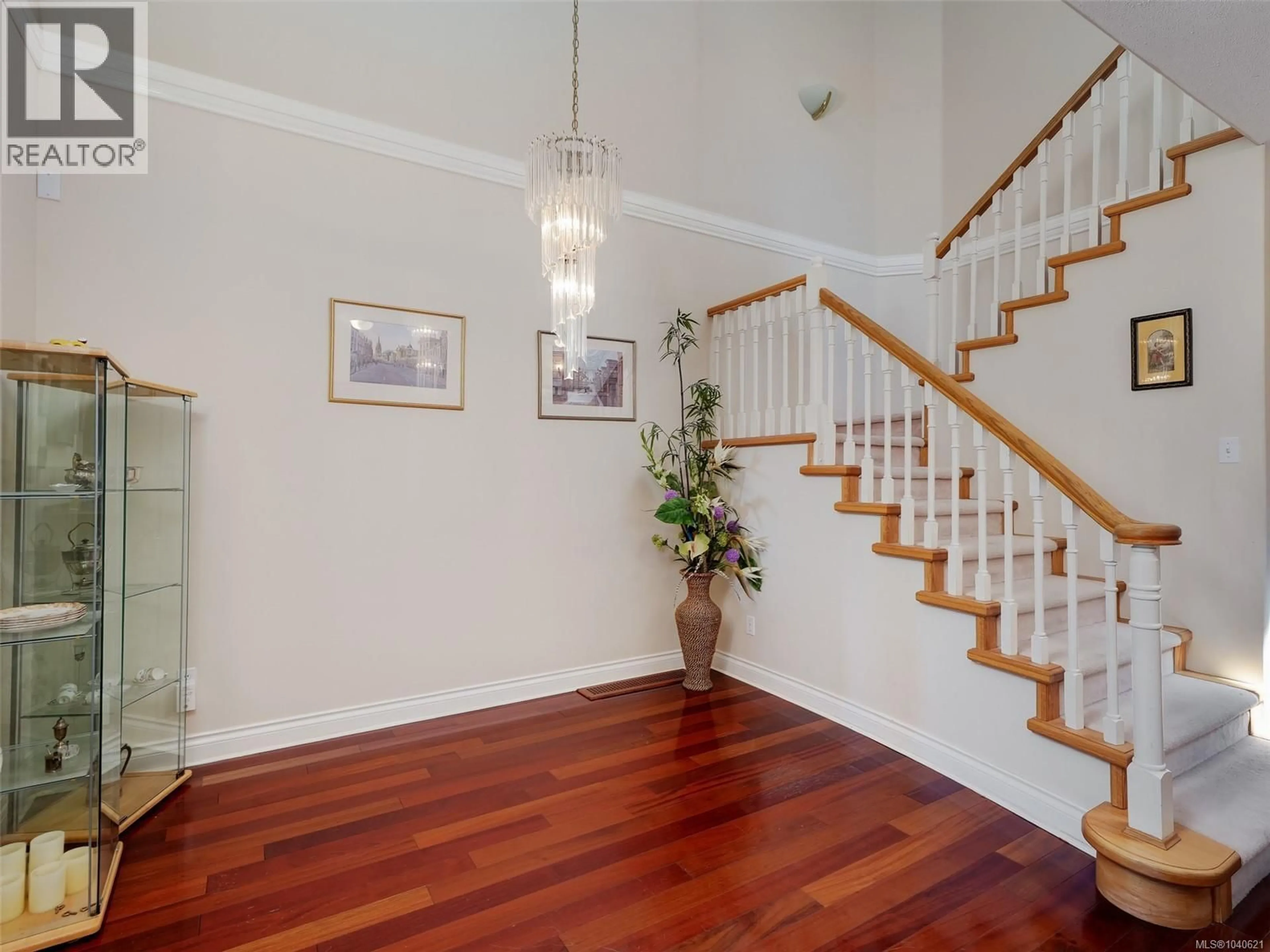 Indoor foyer for 520 MARSETT PLACE, Saanich British Columbia V8Z7J1