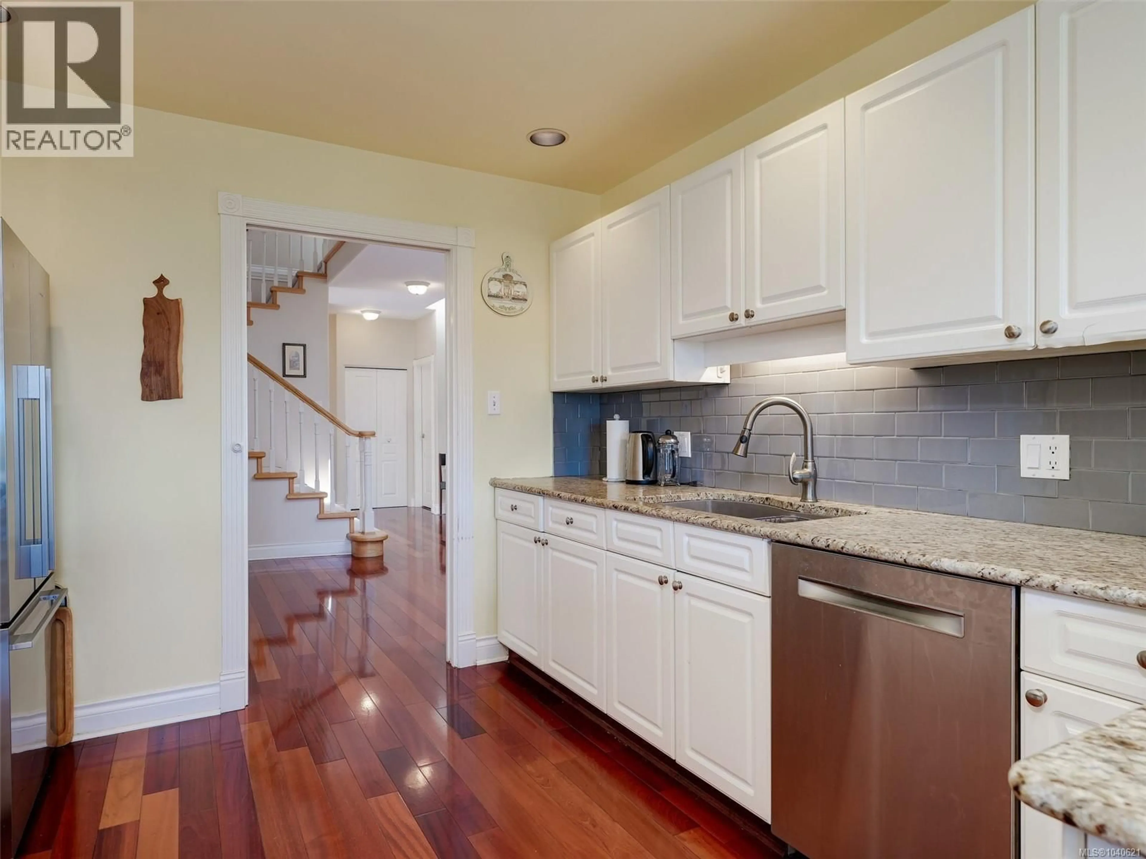 Open concept kitchen, unknown for 520 MARSETT PLACE, Saanich British Columbia V8Z7J1