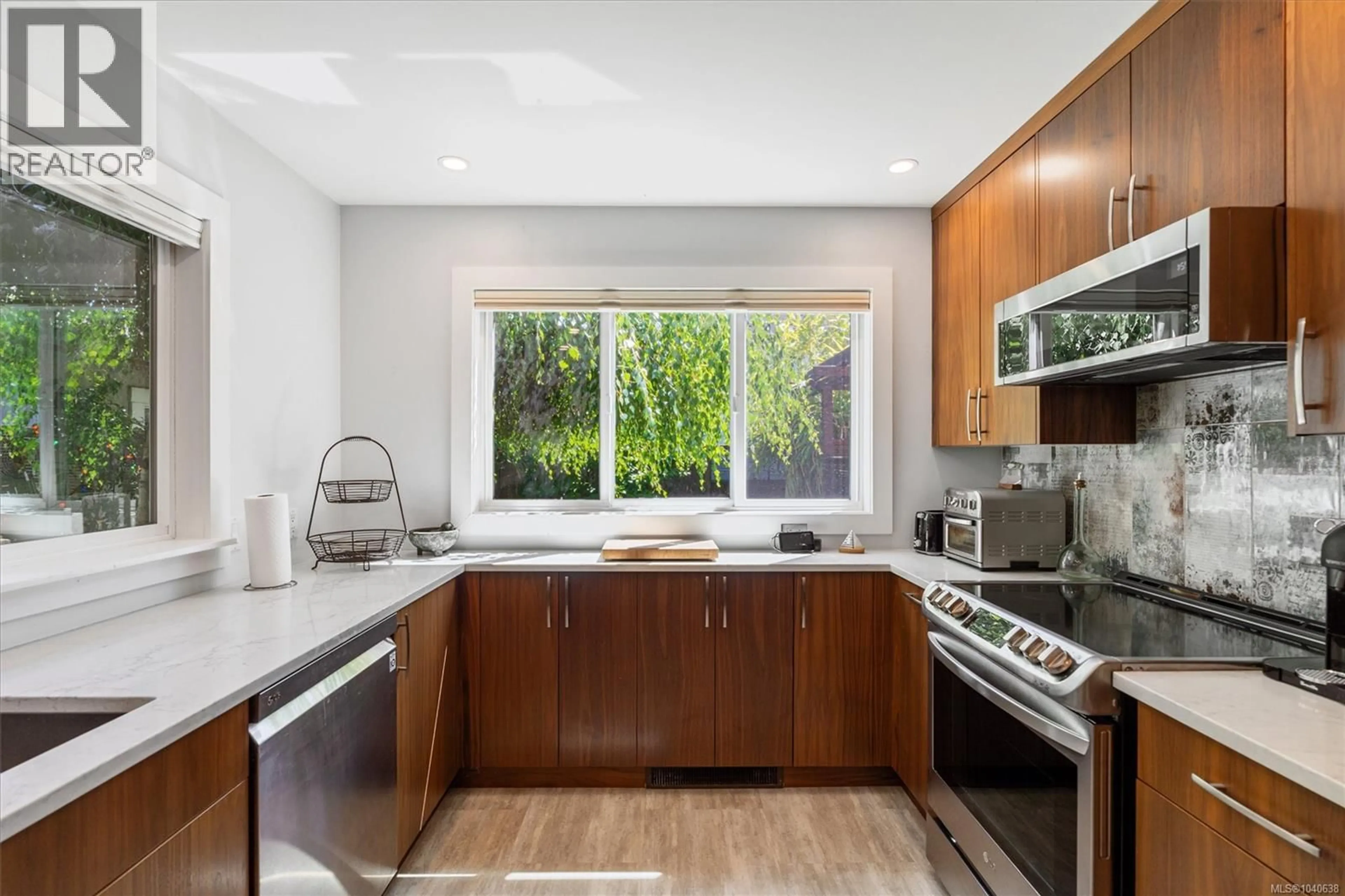 Contemporary kitchen, unknown for 2577 EMPIRE STREET, Victoria British Columbia V8T3M5