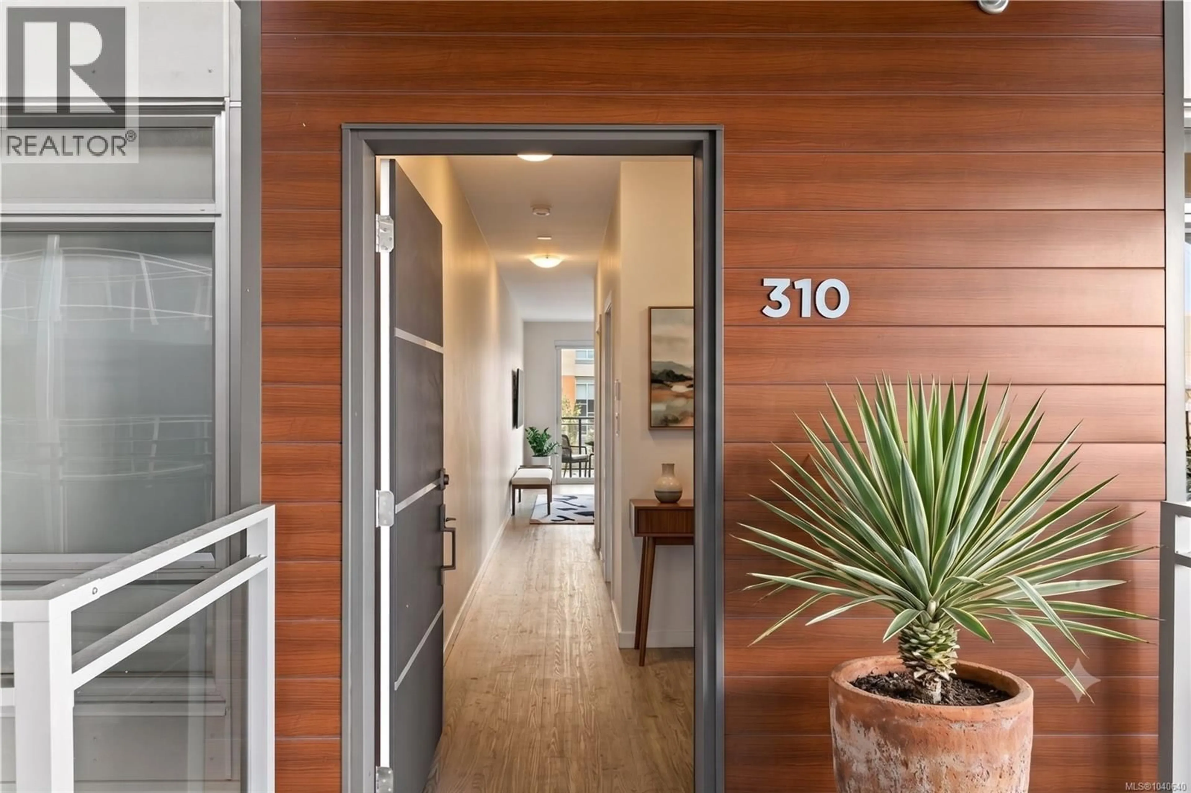 Indoor entryway for 310 - 91 CHAPEL STREET, Nanaimo British Columbia V9R0J3