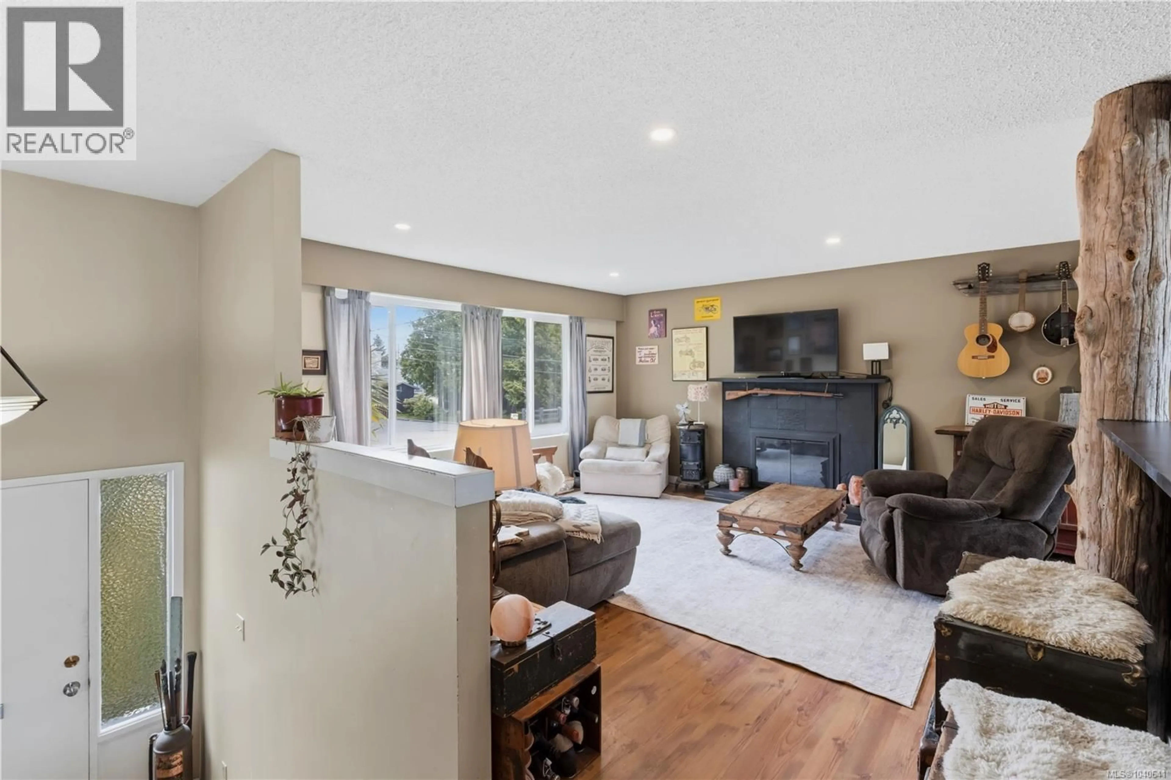Living room with furniture, unknown for 1550 LARCH ROAD, Ucluelet British Columbia V0R3A0