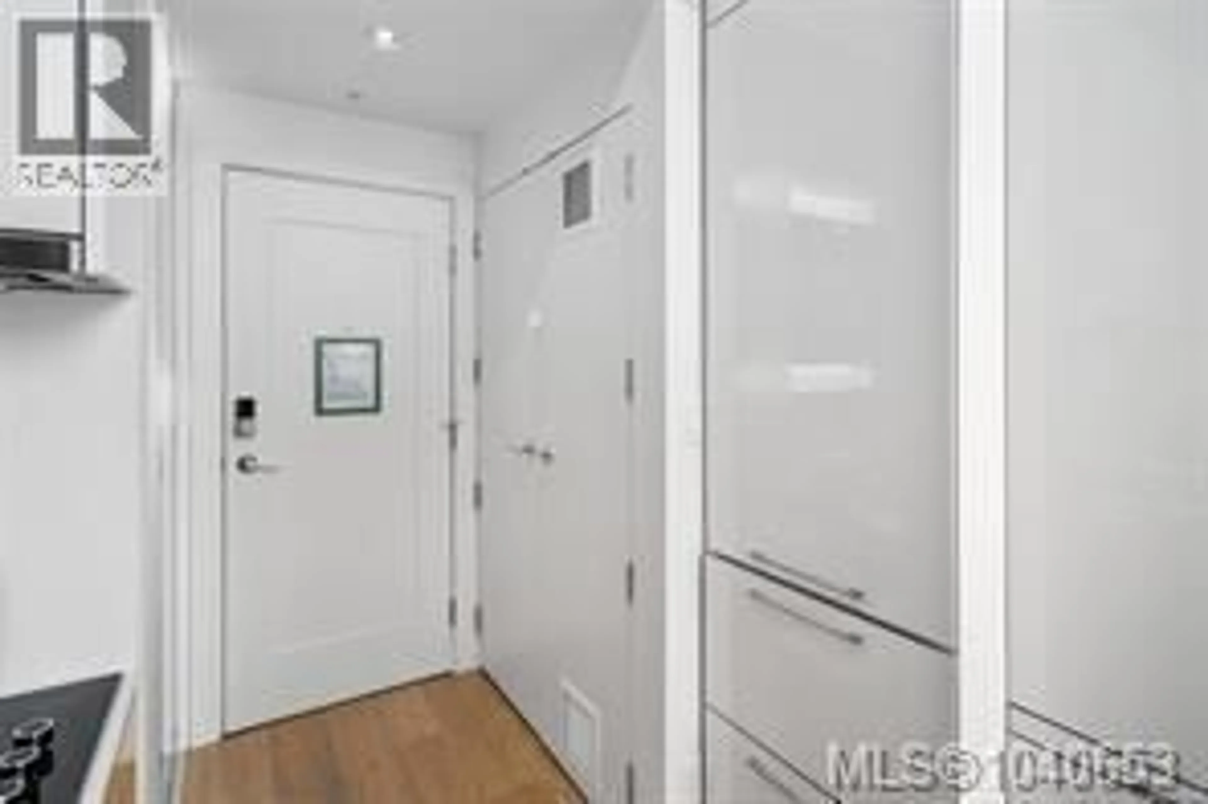 Indoor foyer for 226 - 1610 STORE STREET, Victoria British Columbia V8W0E3