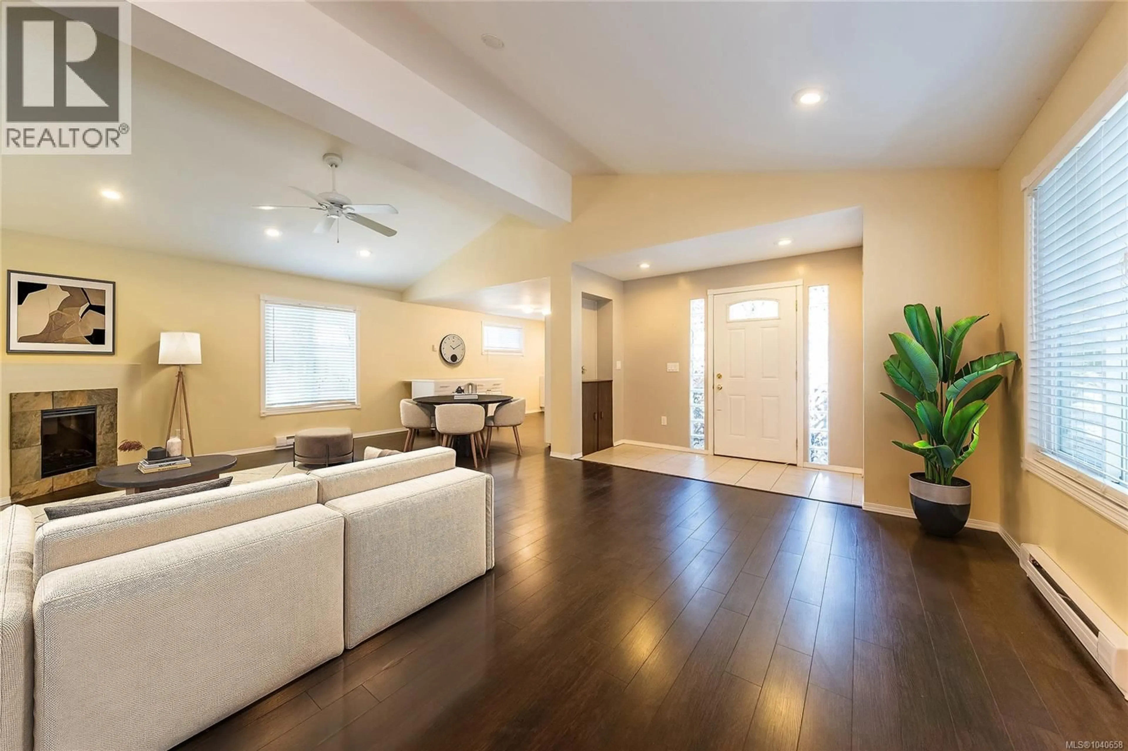 Living room with furniture, wood/laminate floor for 7 - 1310 SPRUSTON ROAD, Cassidy British Columbia V9X1R2
