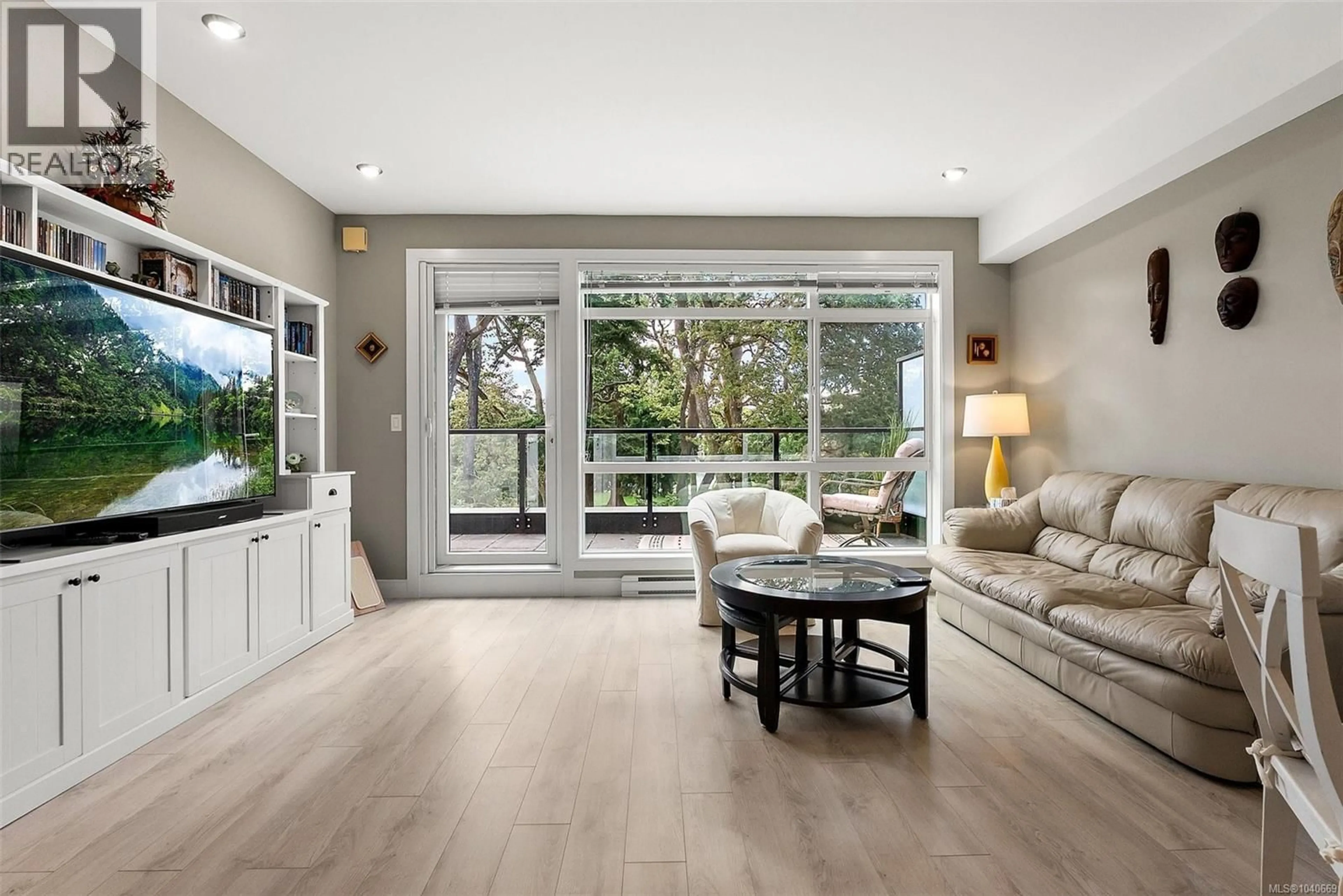 Living room with furniture, unknown for 402 - 1531 ELFORD STREET, Victoria British Columbia V8R3X9